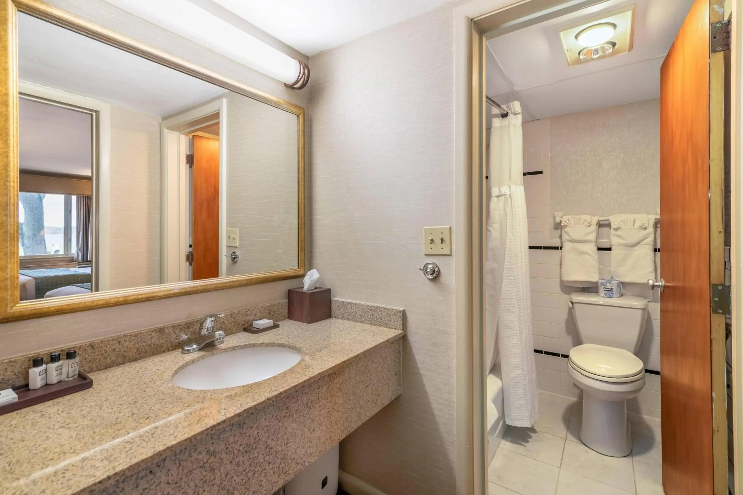 Bedroom in The Inn at Gran View Ogdensburg, an Ascend Collection Hotel