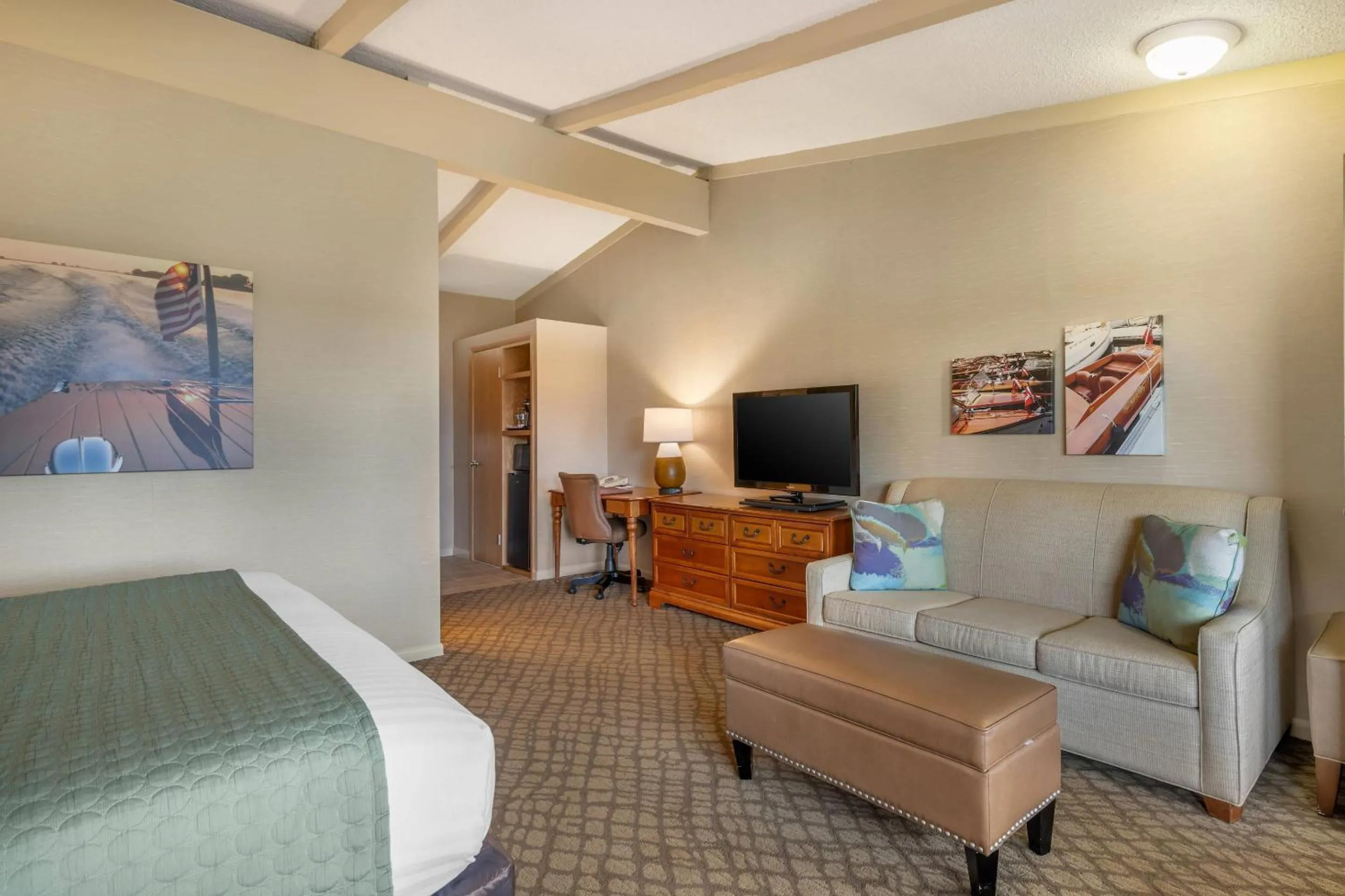 Bedroom, Bed in The Inn at Gran View Ogdensburg, an Ascend Collection Hotel