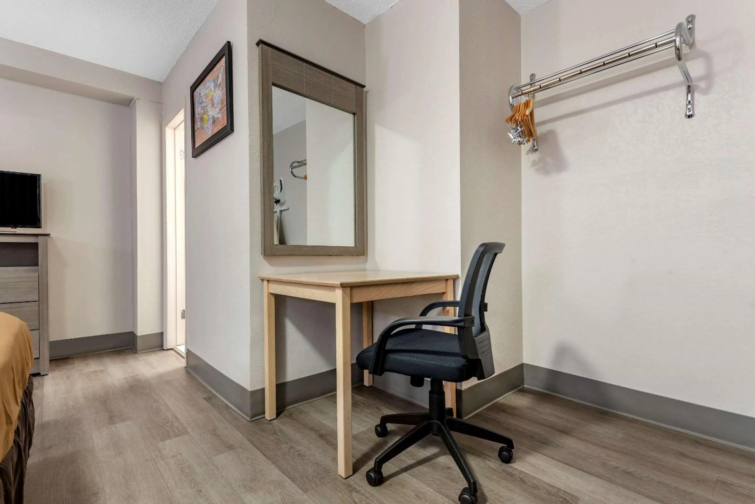 Photo of the whole room in Econo Lodge Dewitt I-90