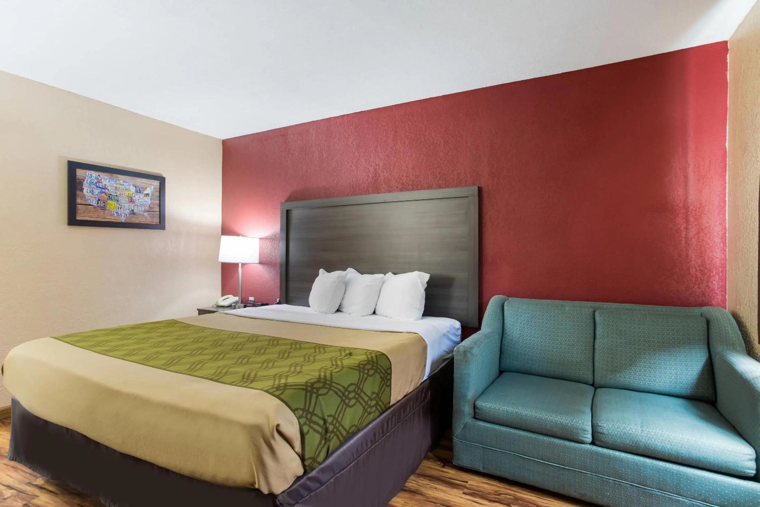 Bedroom, Bed in Econo Lodge Painted Post - Corning