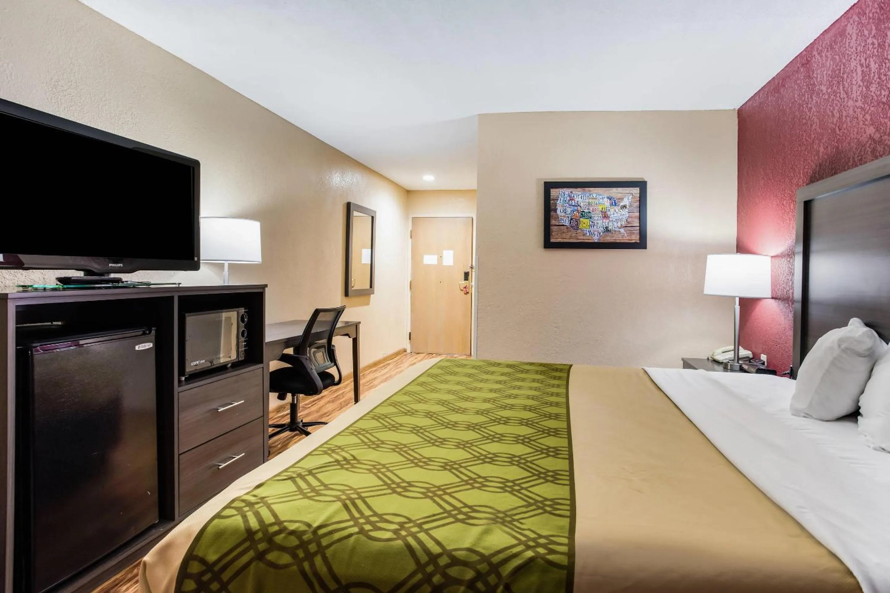 Bedroom, Bed in Econo Lodge Painted Post - Corning