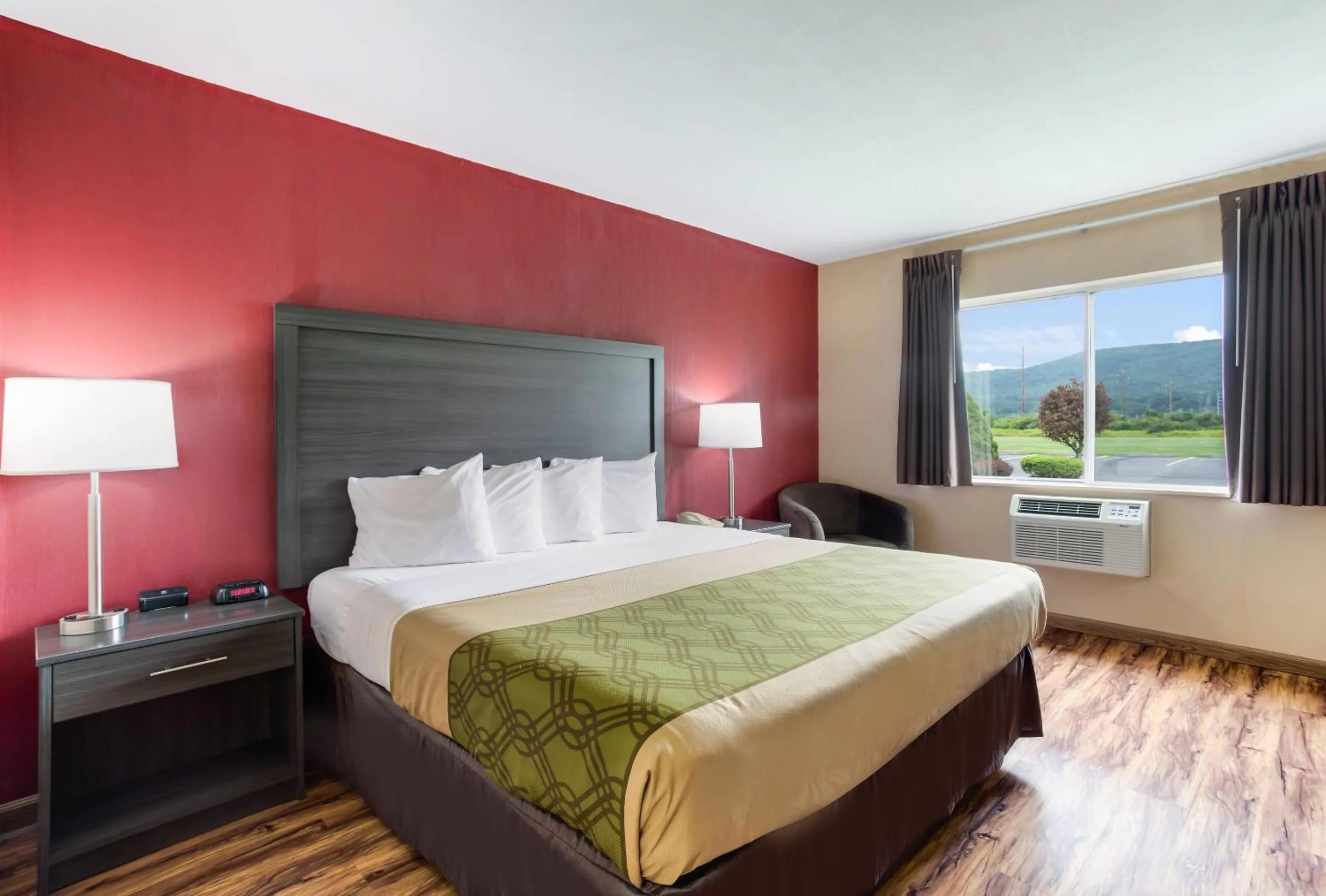 Bedroom, Bed in Econo Lodge Painted Post - Corning