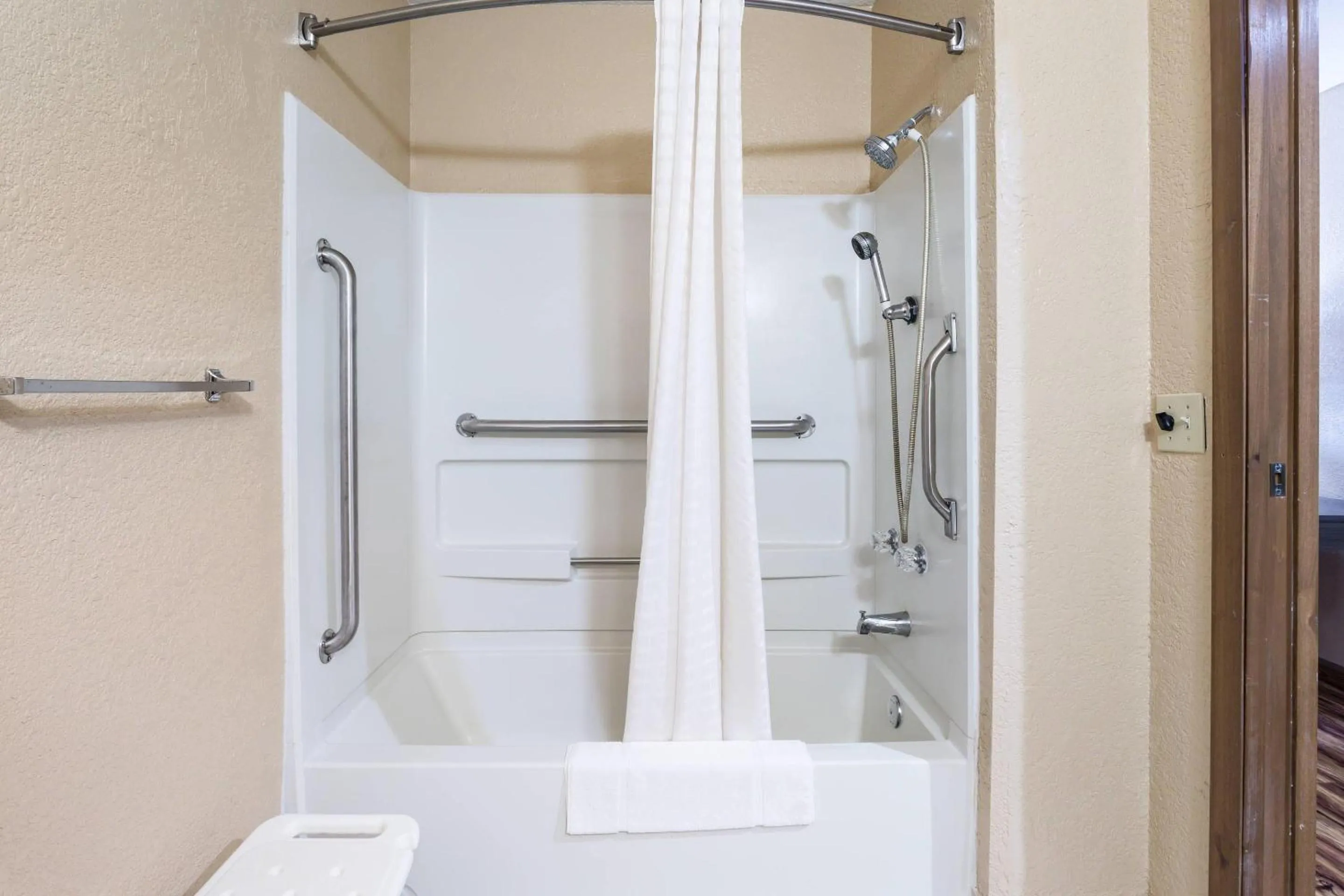 Bedroom in Econo Lodge Painted Post - Corning