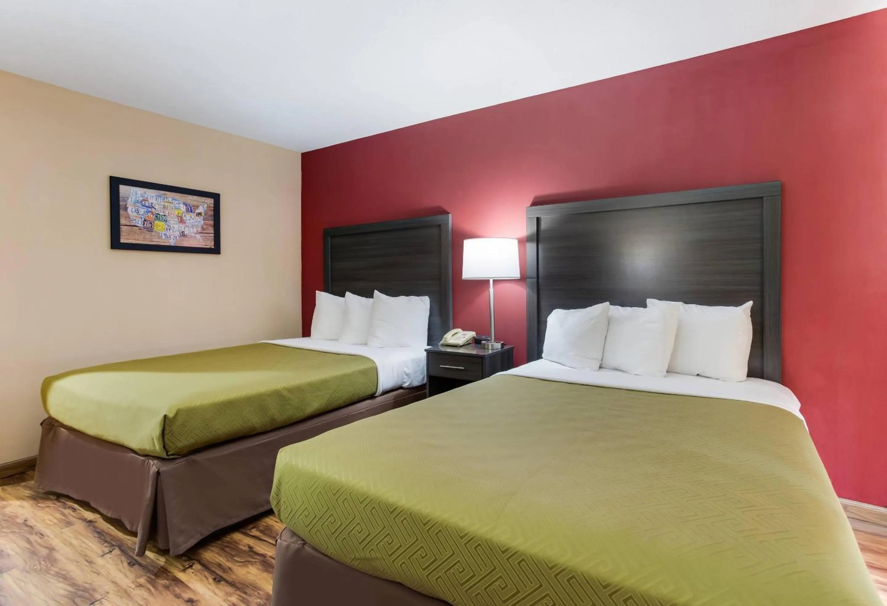 Bedroom, Bed in Econo Lodge Painted Post - Corning