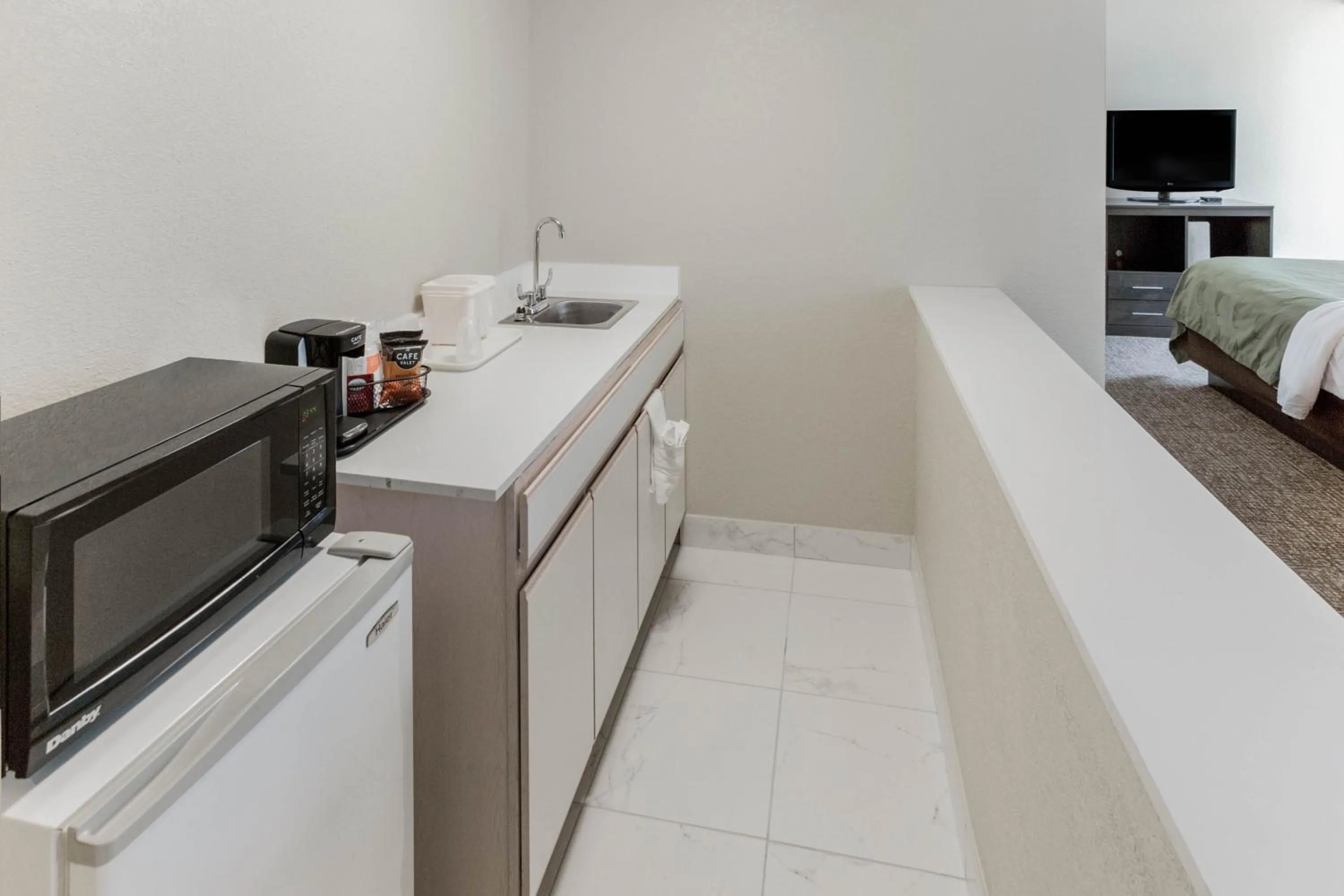 Kitchen or kitchenette, Bed in Quality Inn & Suites Plattsburgh