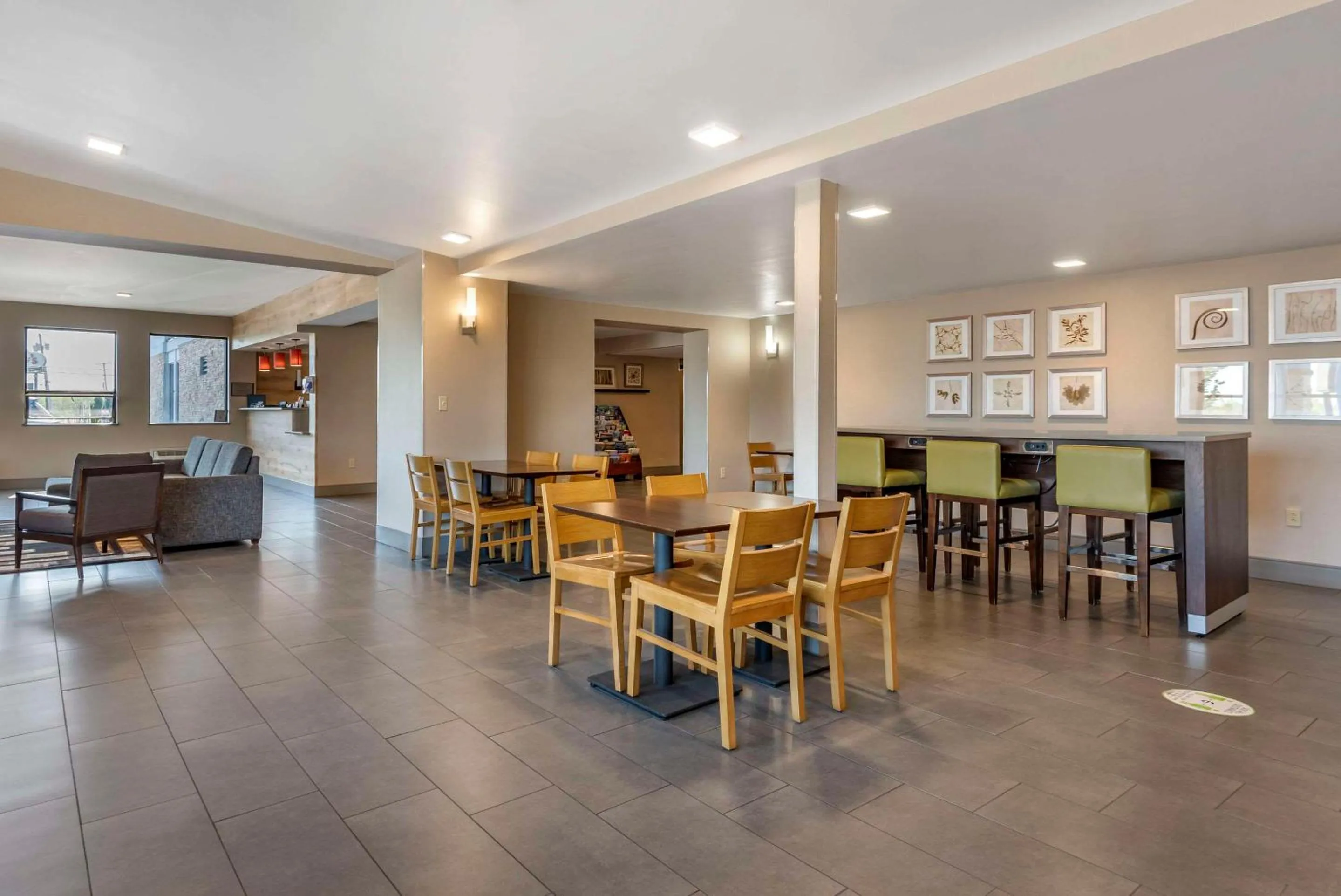 Breakfast in Comfort Inn & Suites Liverpool - Syracuse North