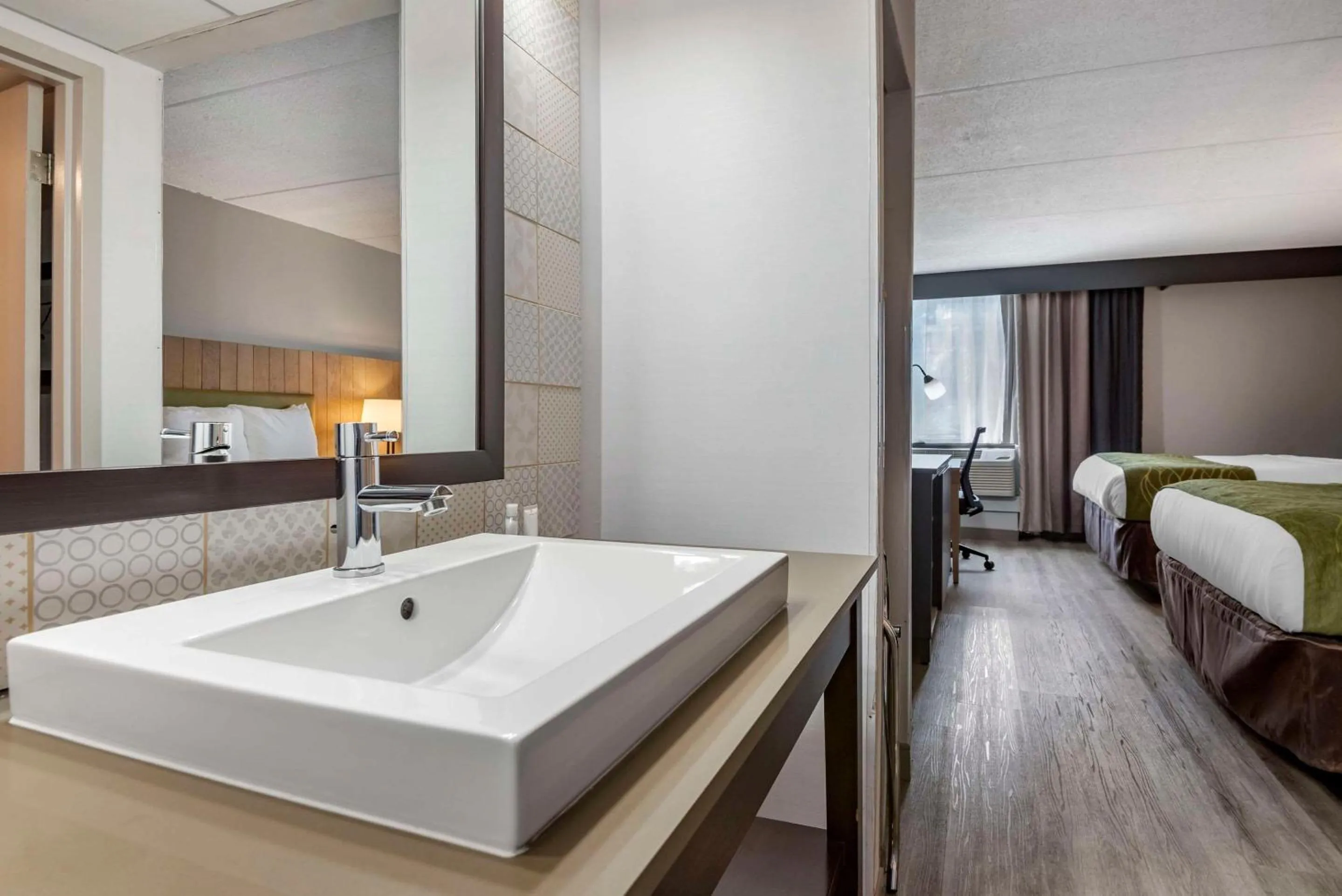 Bedroom, Bed in Comfort Inn & Suites Liverpool - Syracuse North