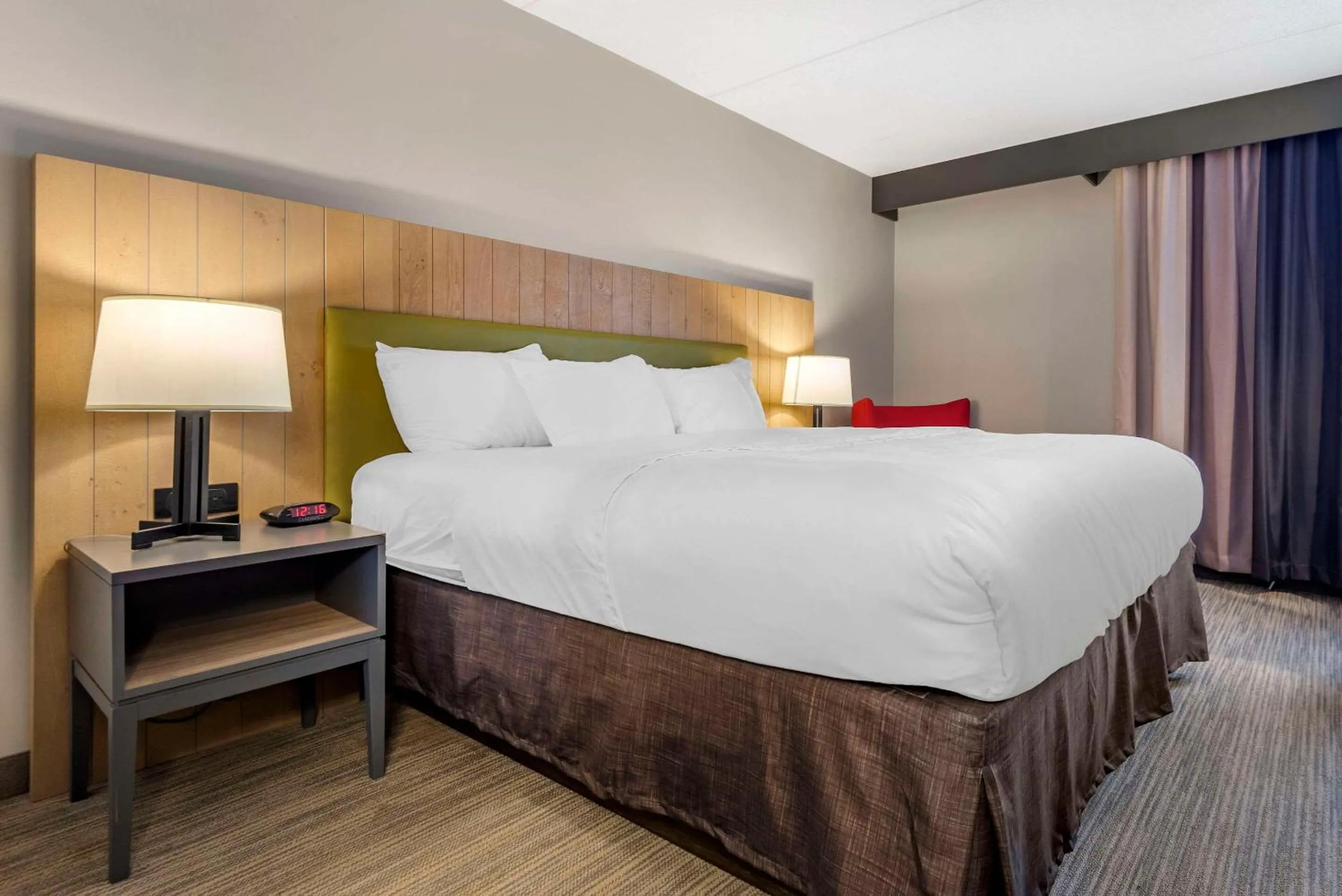 Bedroom, Bed in Comfort Inn & Suites Liverpool - Syracuse North