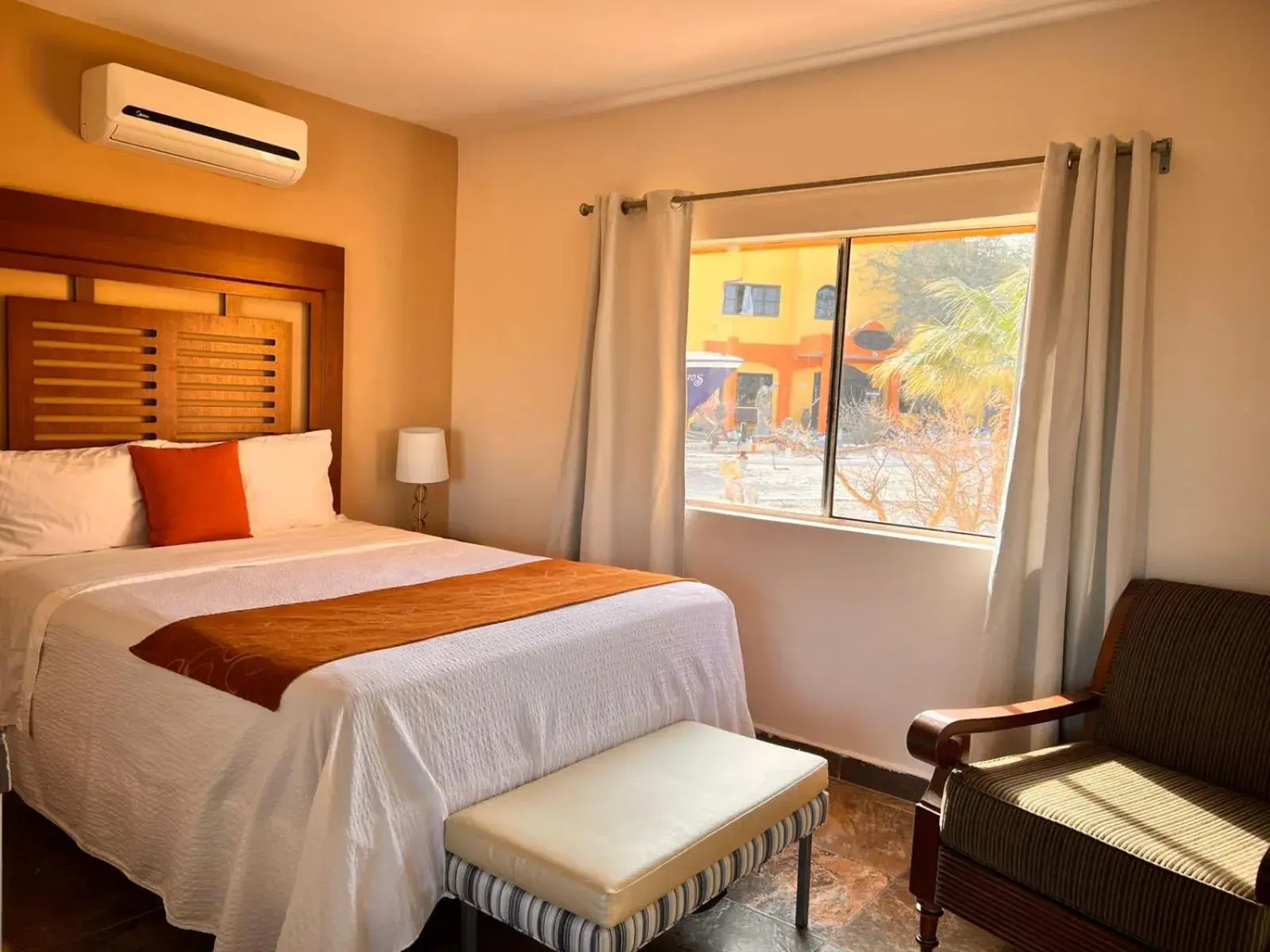 Single Queen Room with sofa bed in Los Vientos Hotel Single Queen Room with sofa bed in Los Vientos Hotel