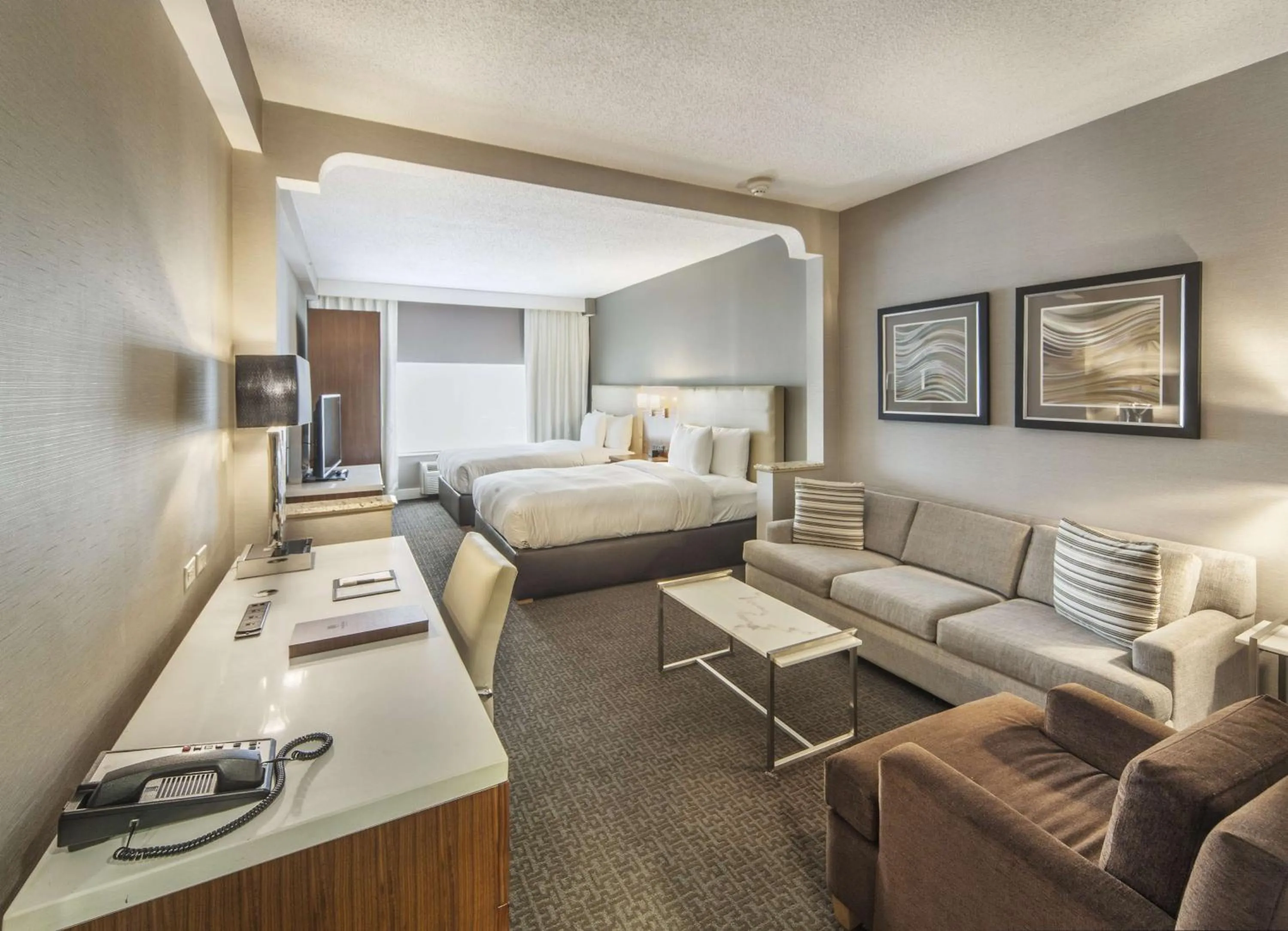 Bedroom, Bed in DoubleTree by Hilton Nanuet