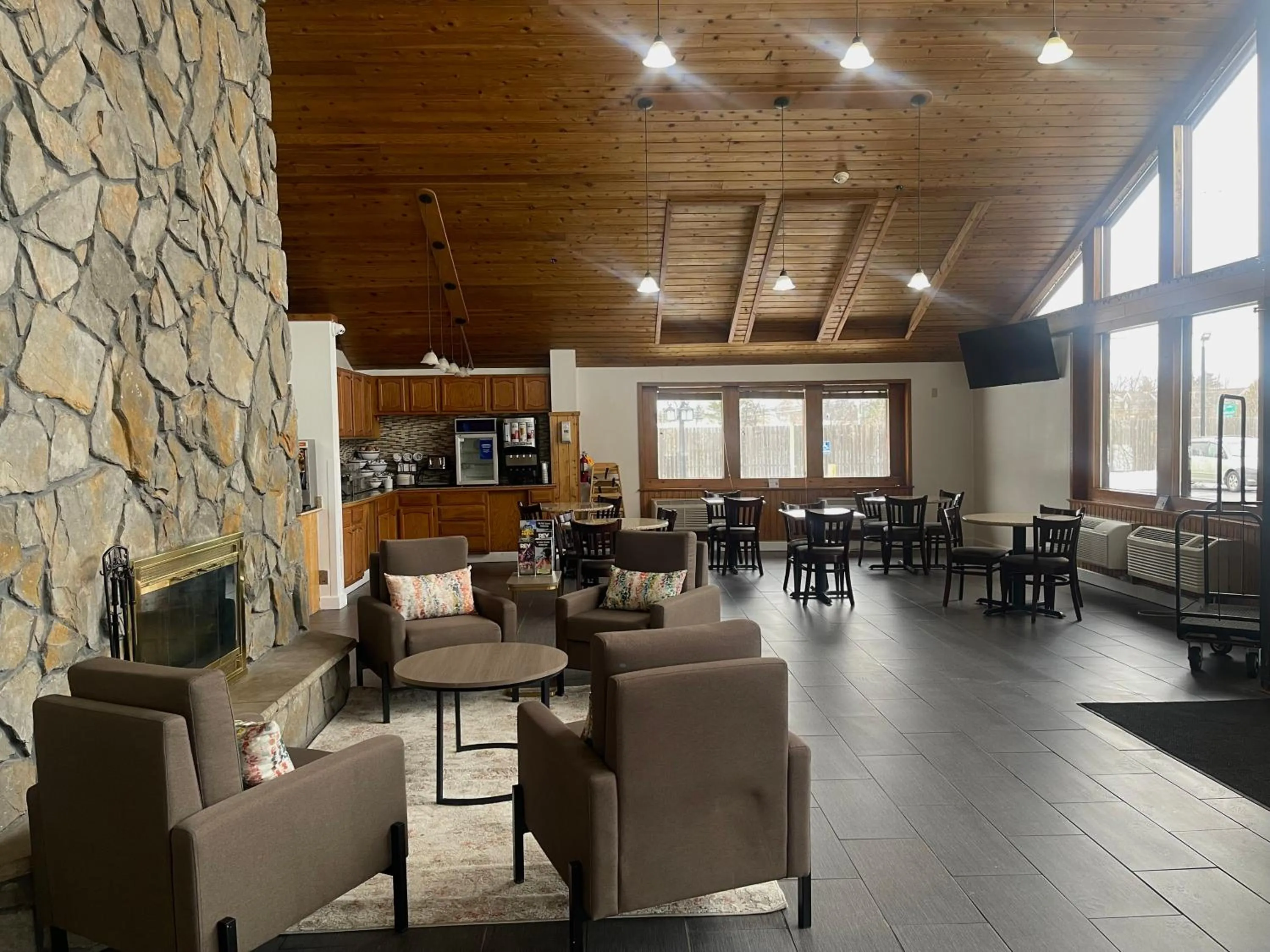 babysiter in Comfort Inn & Suites Syracuse-Carrier Circle