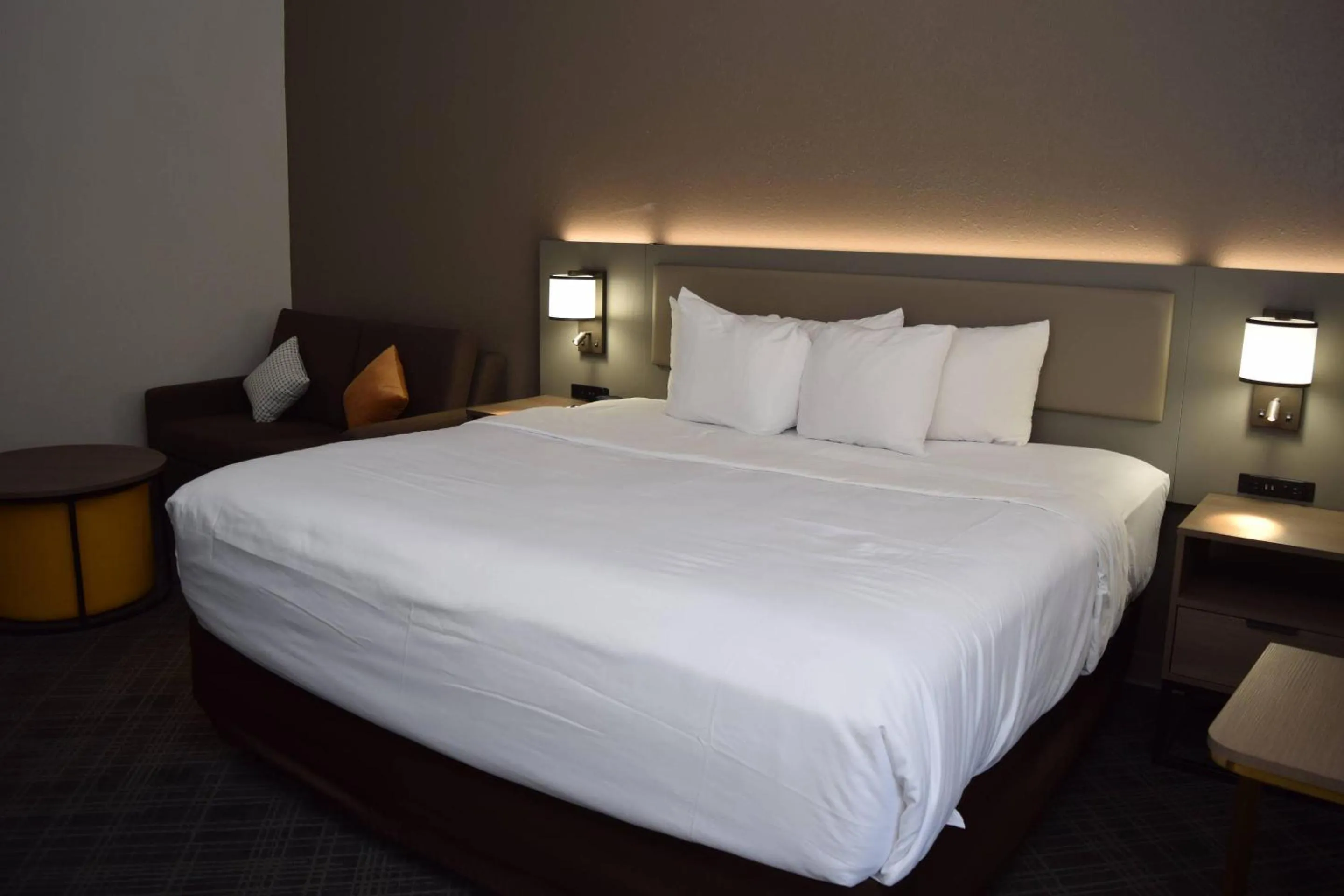 Bedroom, Bed in Comfort Inn & Suites Syracuse-Carrier Circle