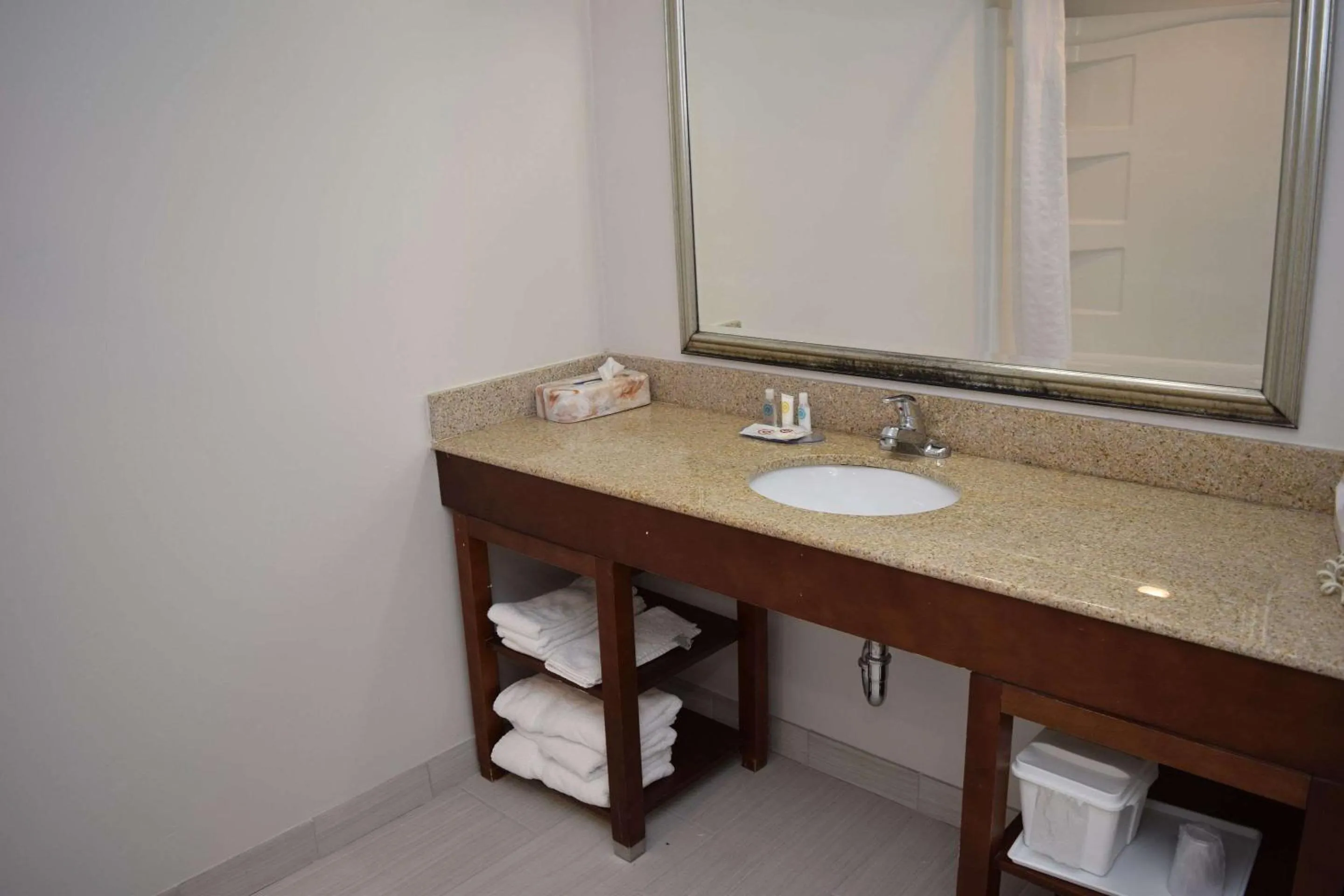Bedroom in Comfort Inn & Suites Syracuse-Carrier Circle