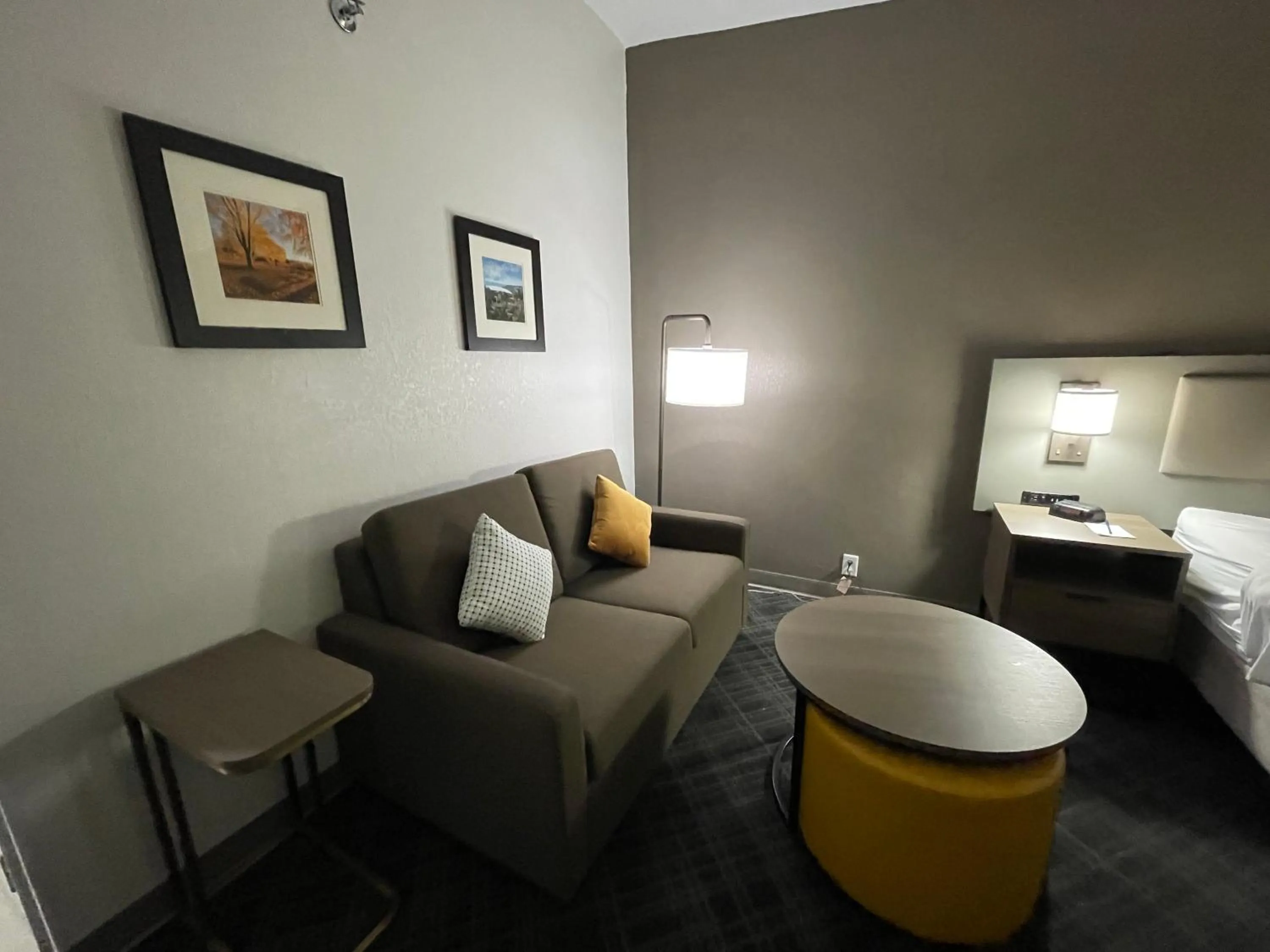 Seating area, Bed in Comfort Inn & Suites Syracuse-Carrier Circle
