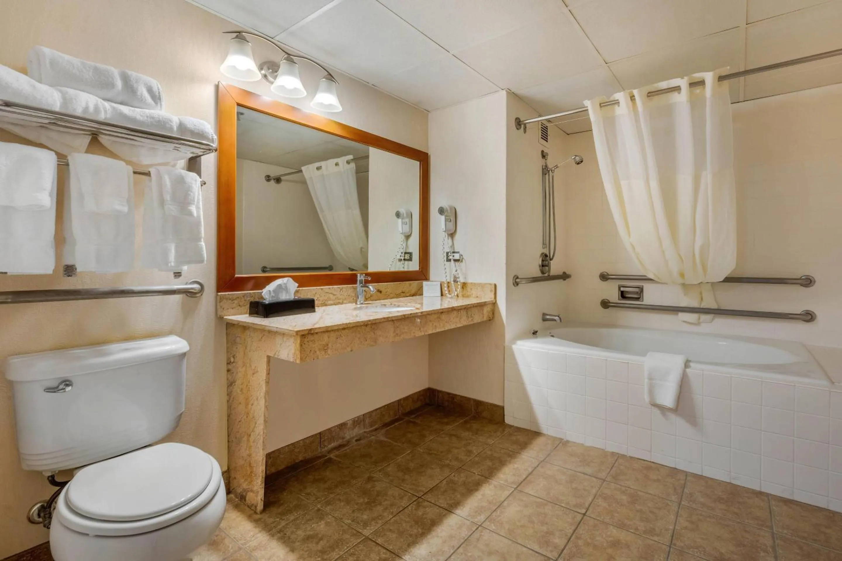 Bedroom in Clarion Hotel Conference Center on Lake Erie