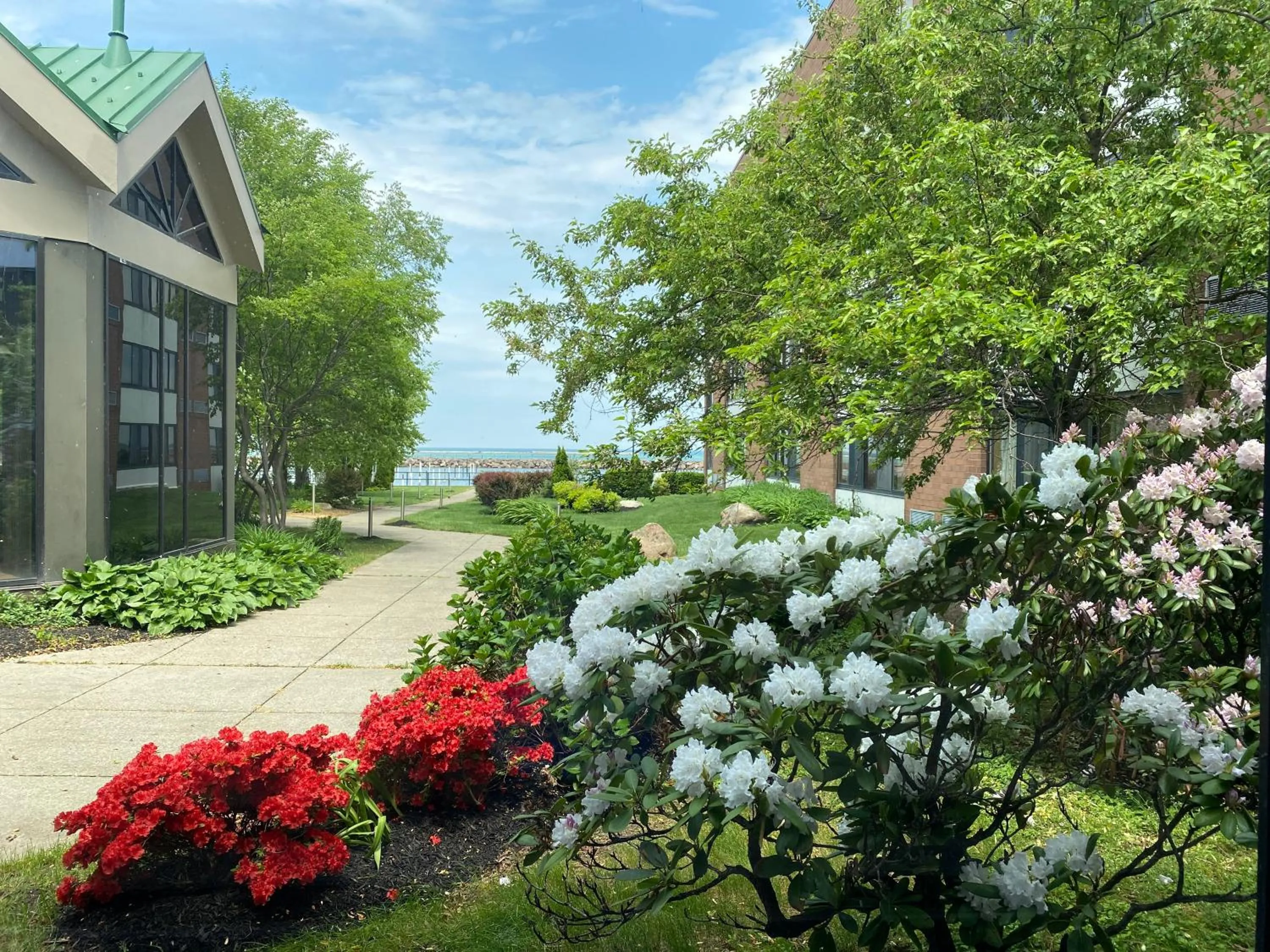 Inner courtyard view in Clarion Hotel Conference Center on Lake Erie
