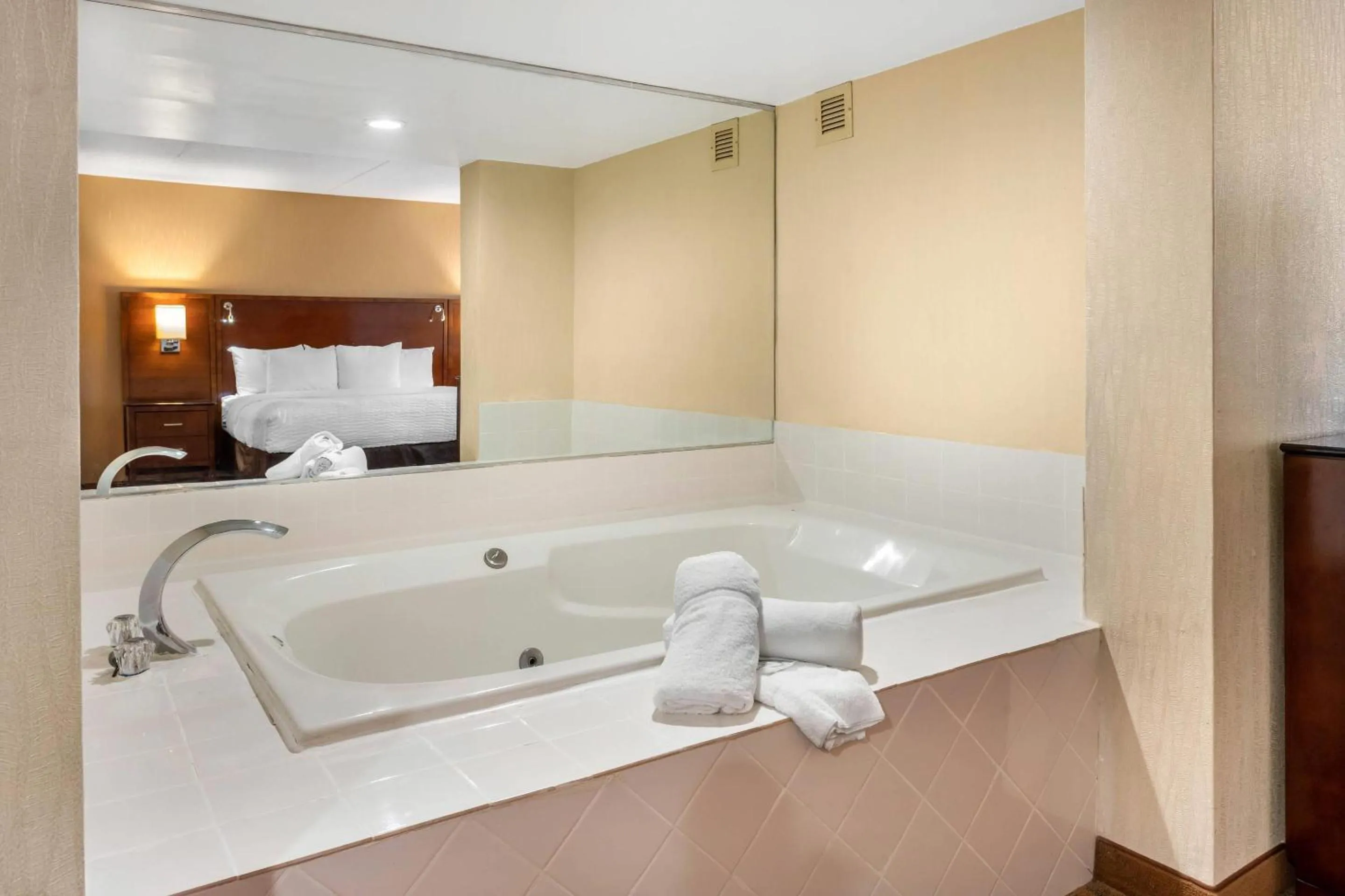 Bedroom in Clarion Hotel Conference Center on Lake Erie