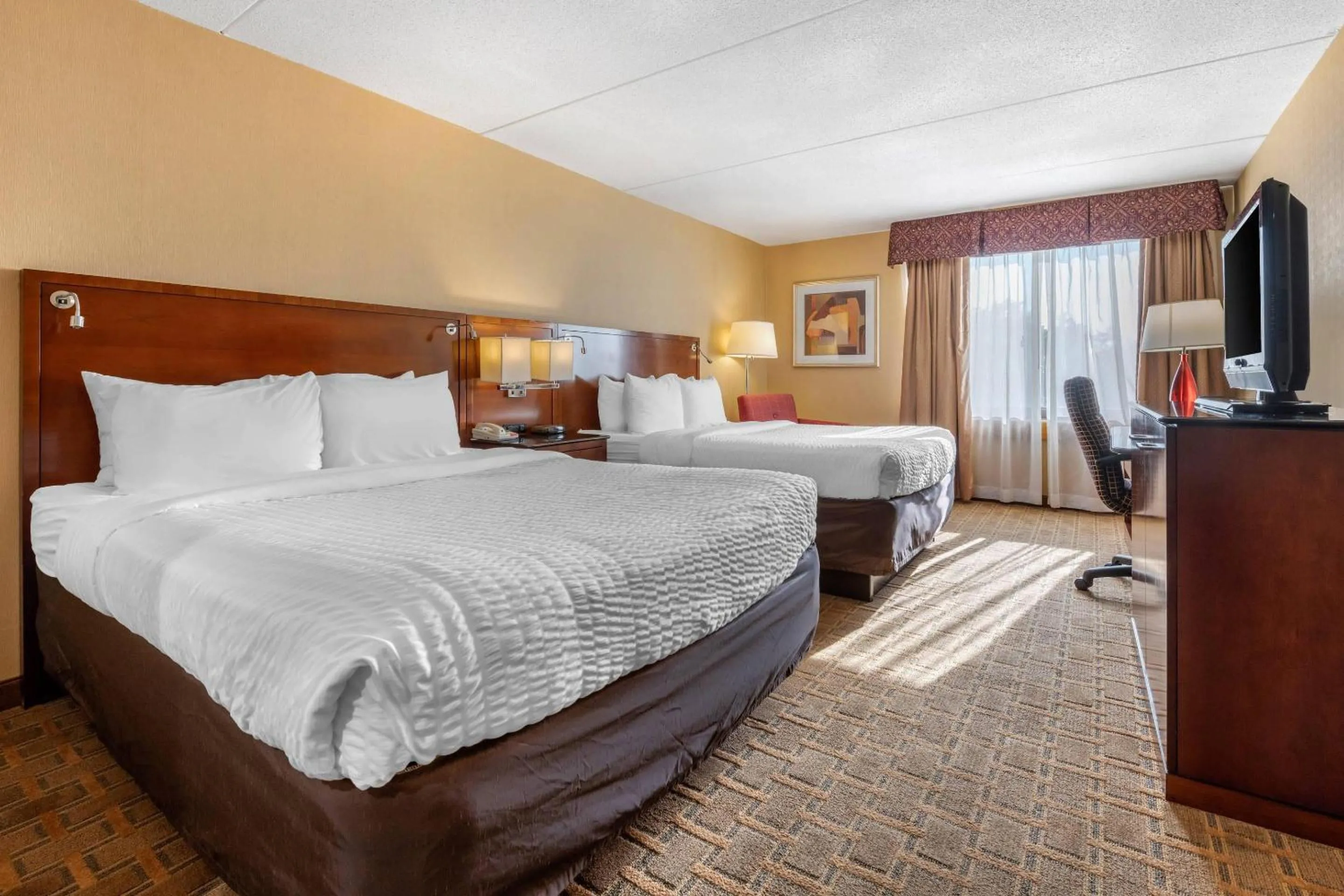 Bedroom, Bed in Clarion Hotel Conference Center on Lake Erie