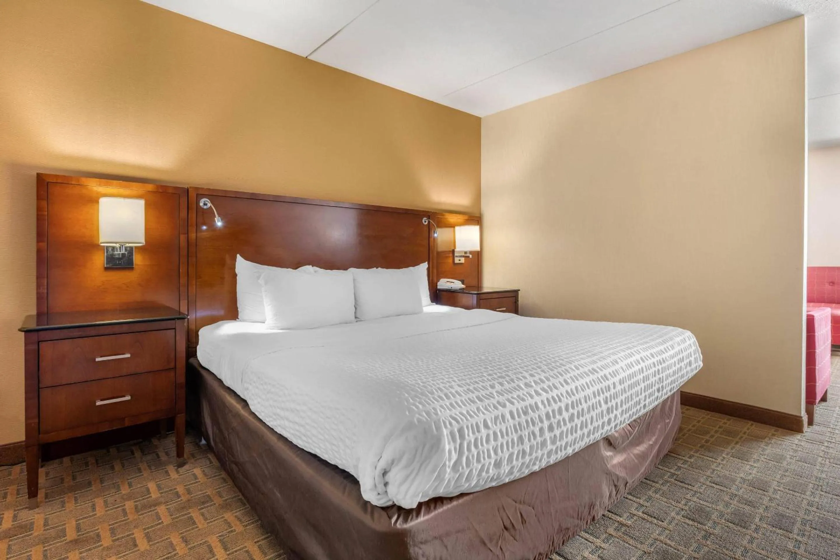 Bedroom, Bed in Clarion Hotel Conference Center on Lake Erie