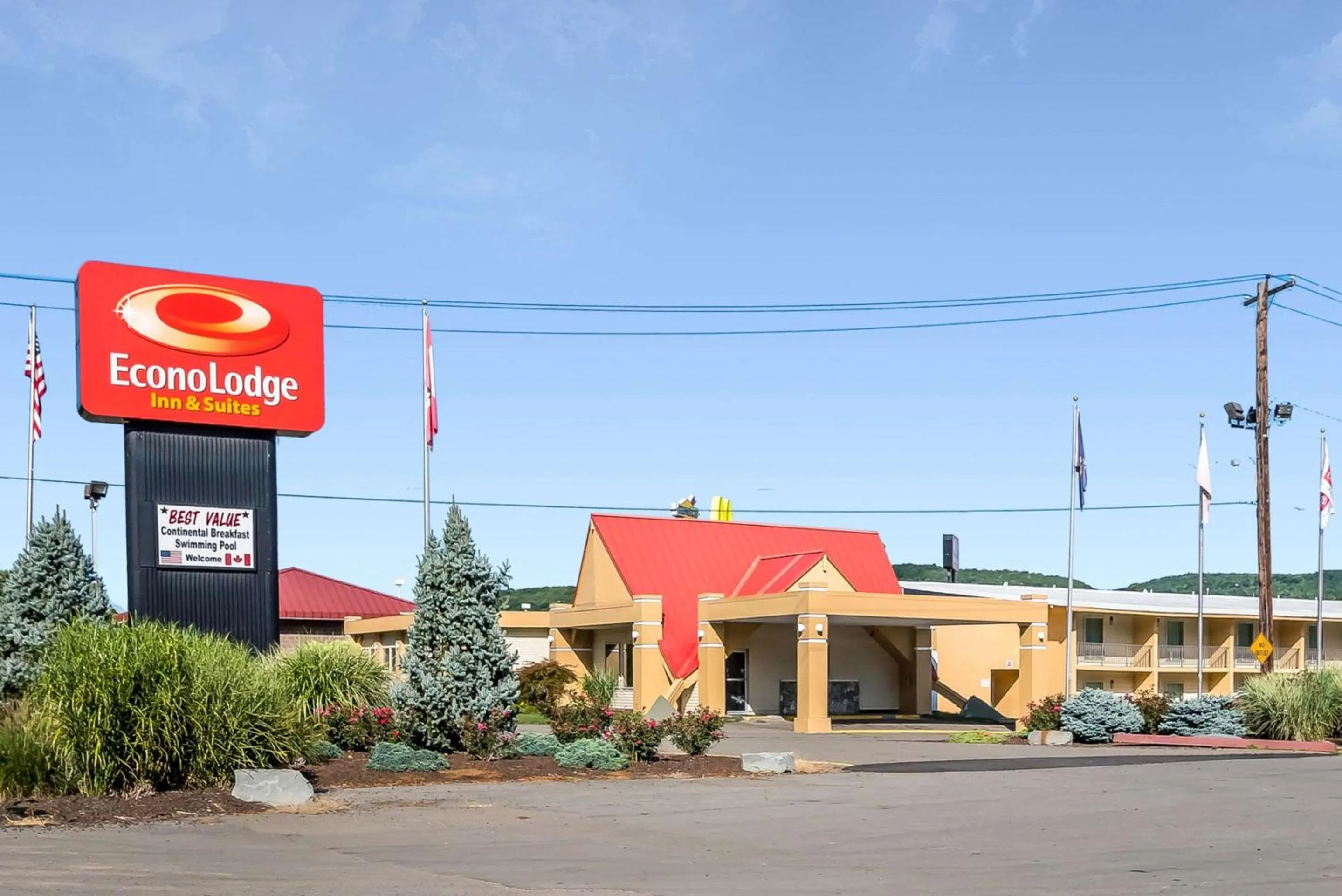 Property Building in Econo Lodge Inn & Suites