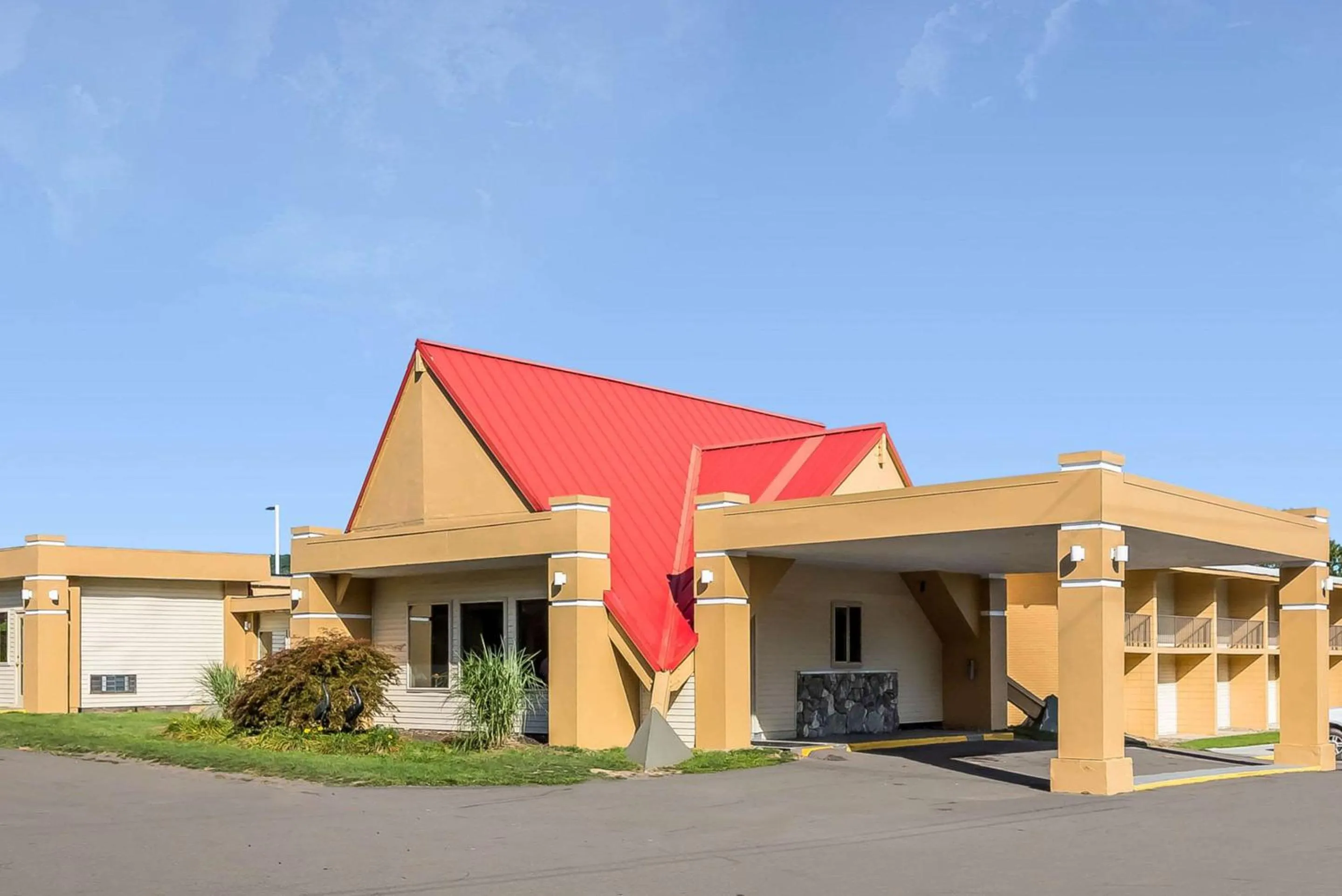 Econo Lodge Inn & Suites