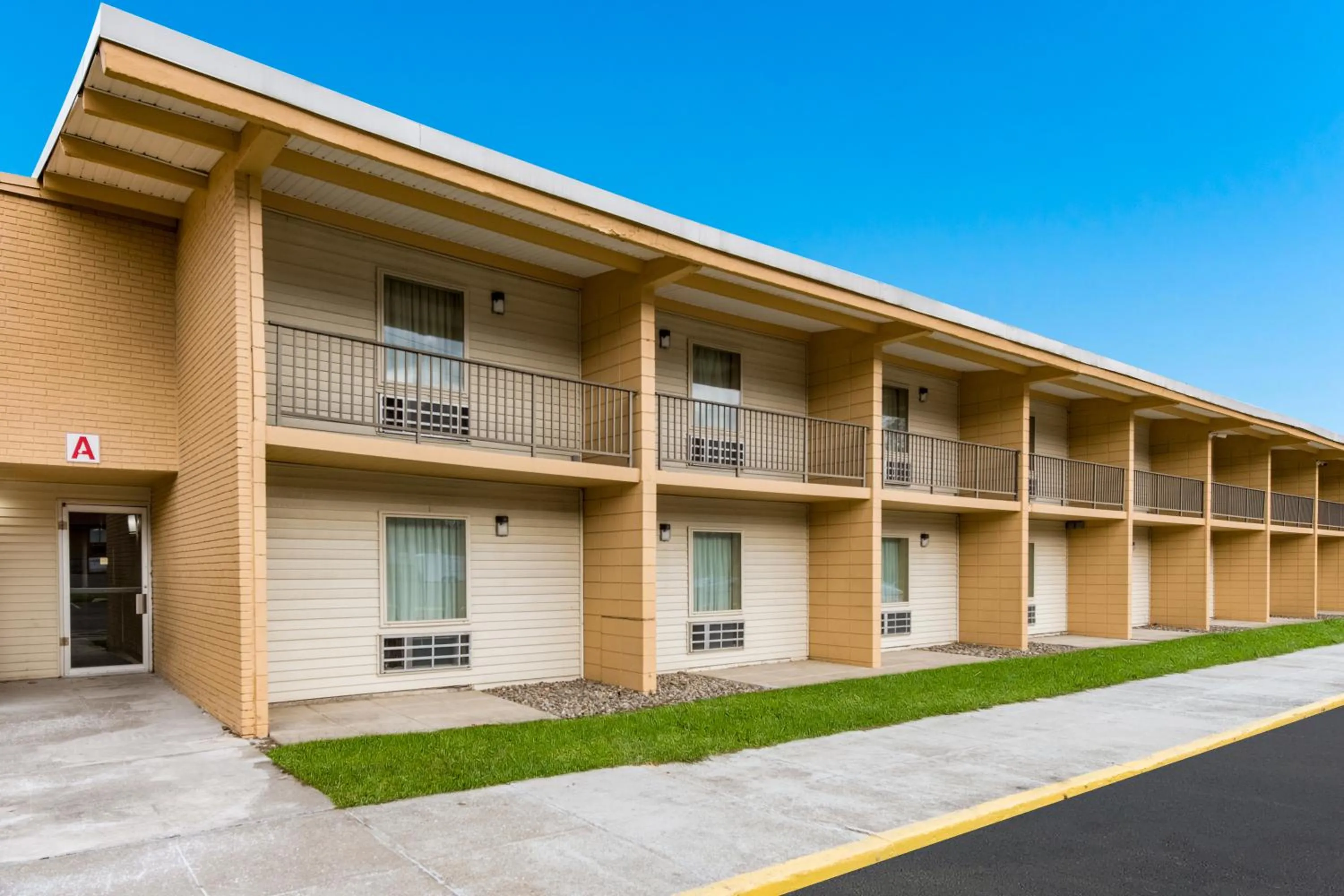 Property Building in Econo Lodge Inn & Suites
