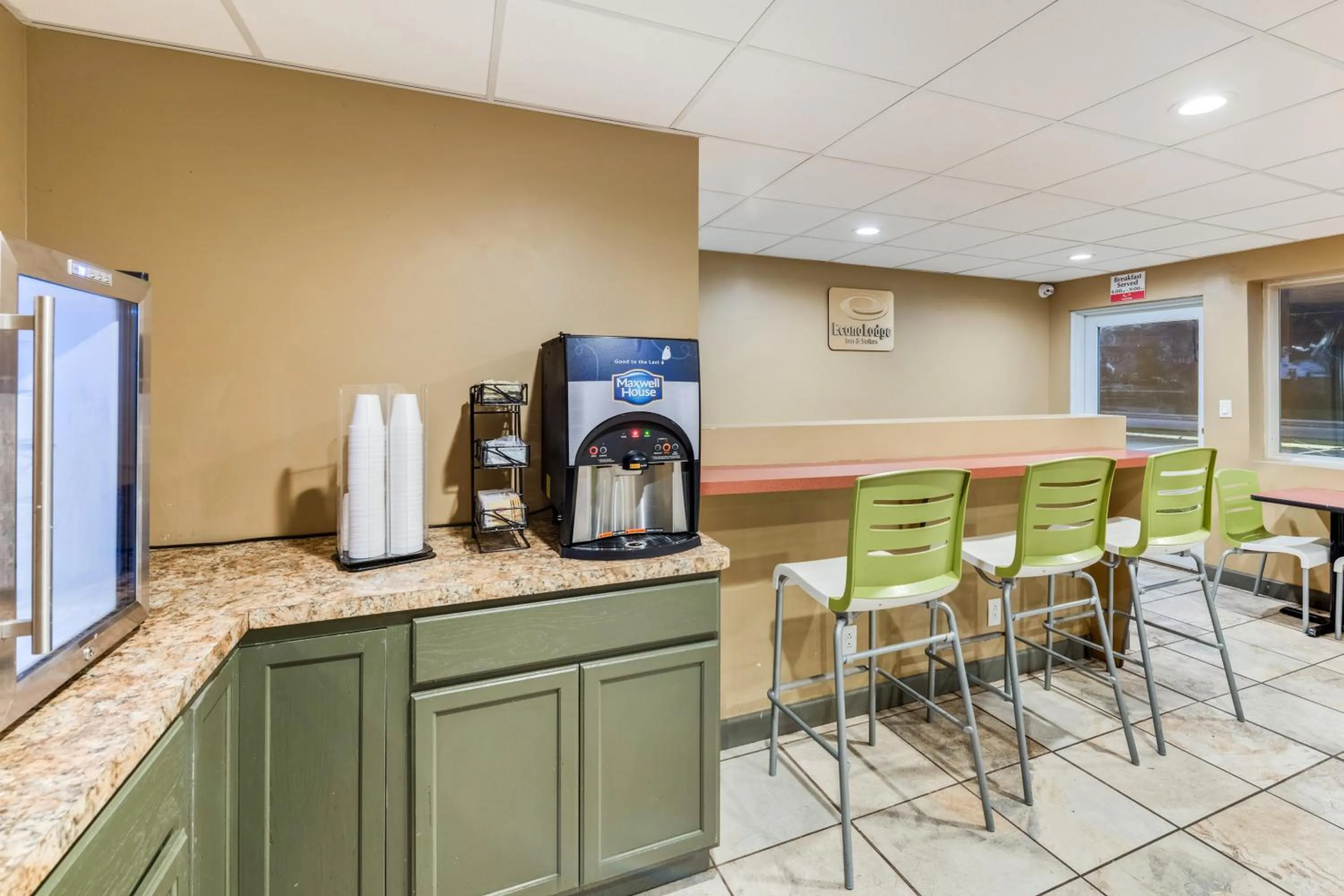 Breakfast in Econo Lodge Inn & Suites