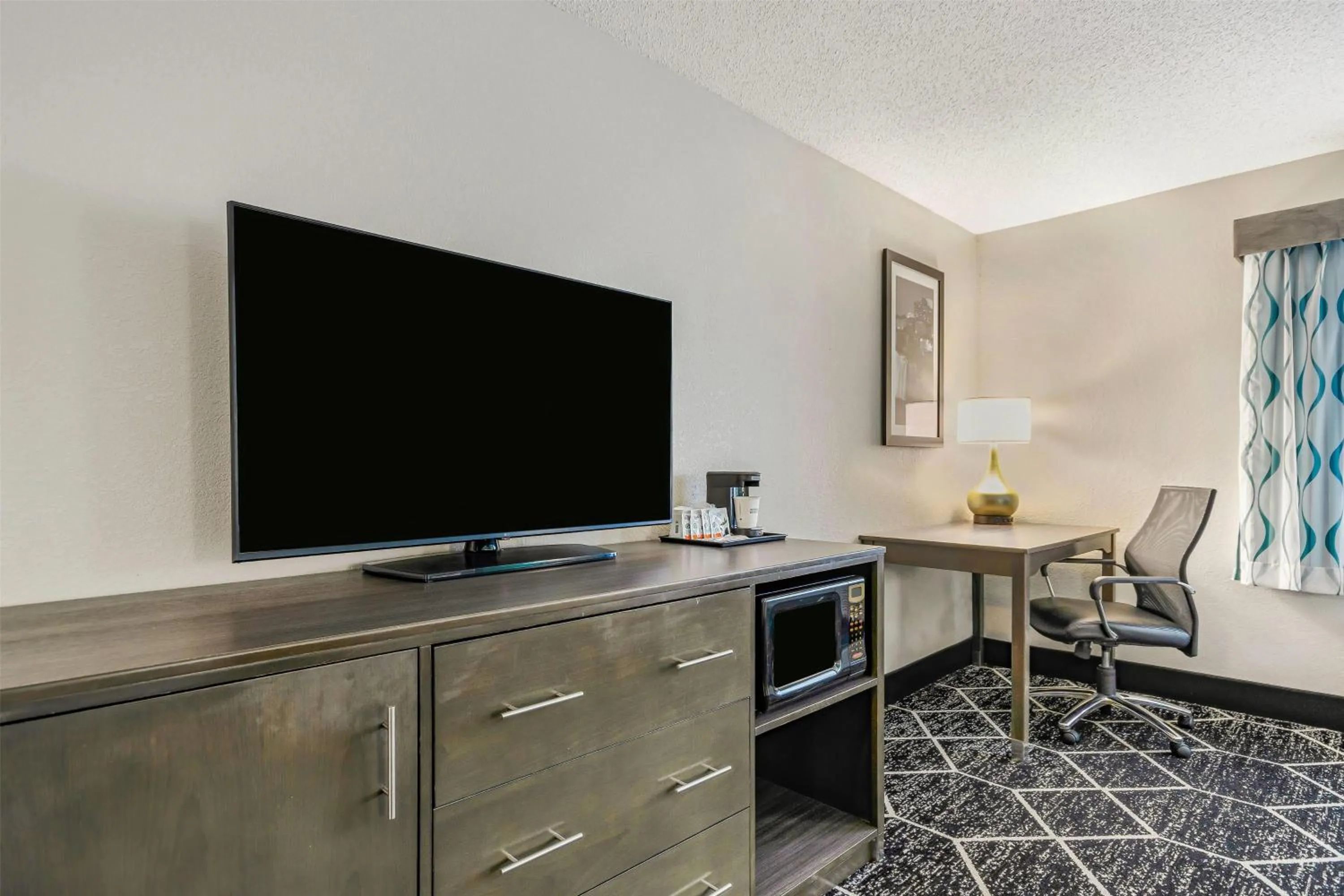 Photo of the whole room in La Quinta by Wyndham Batavia