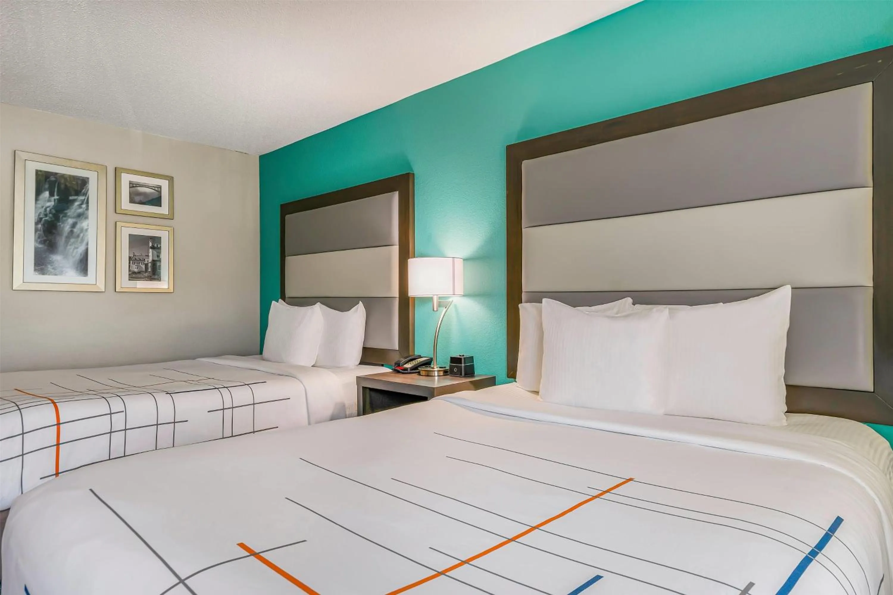 Photo of the whole room, Bed in La Quinta by Wyndham Batavia