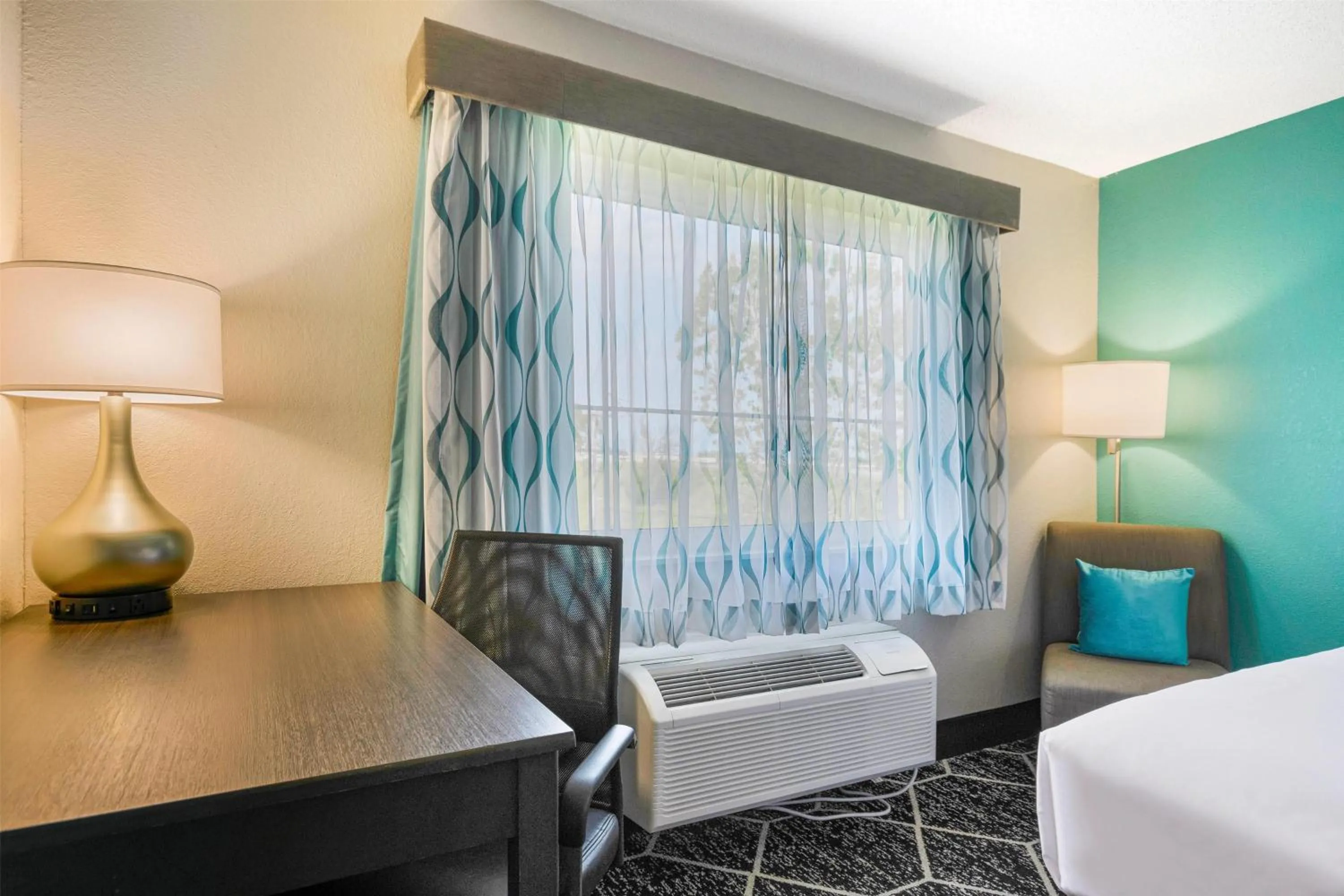 Photo of the whole room, Bed in La Quinta by Wyndham Batavia