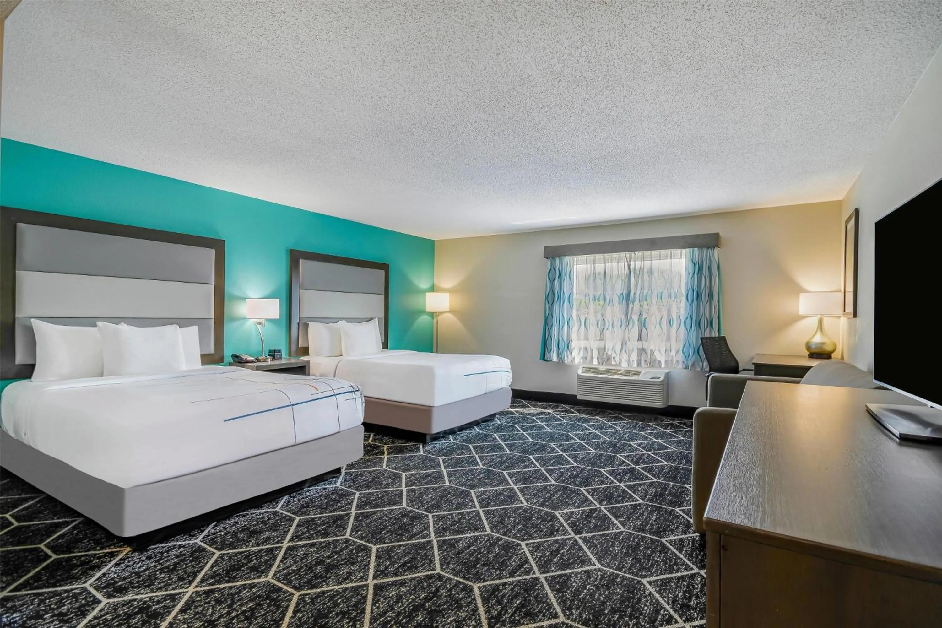 Photo of the whole room, Bed in La Quinta by Wyndham Batavia