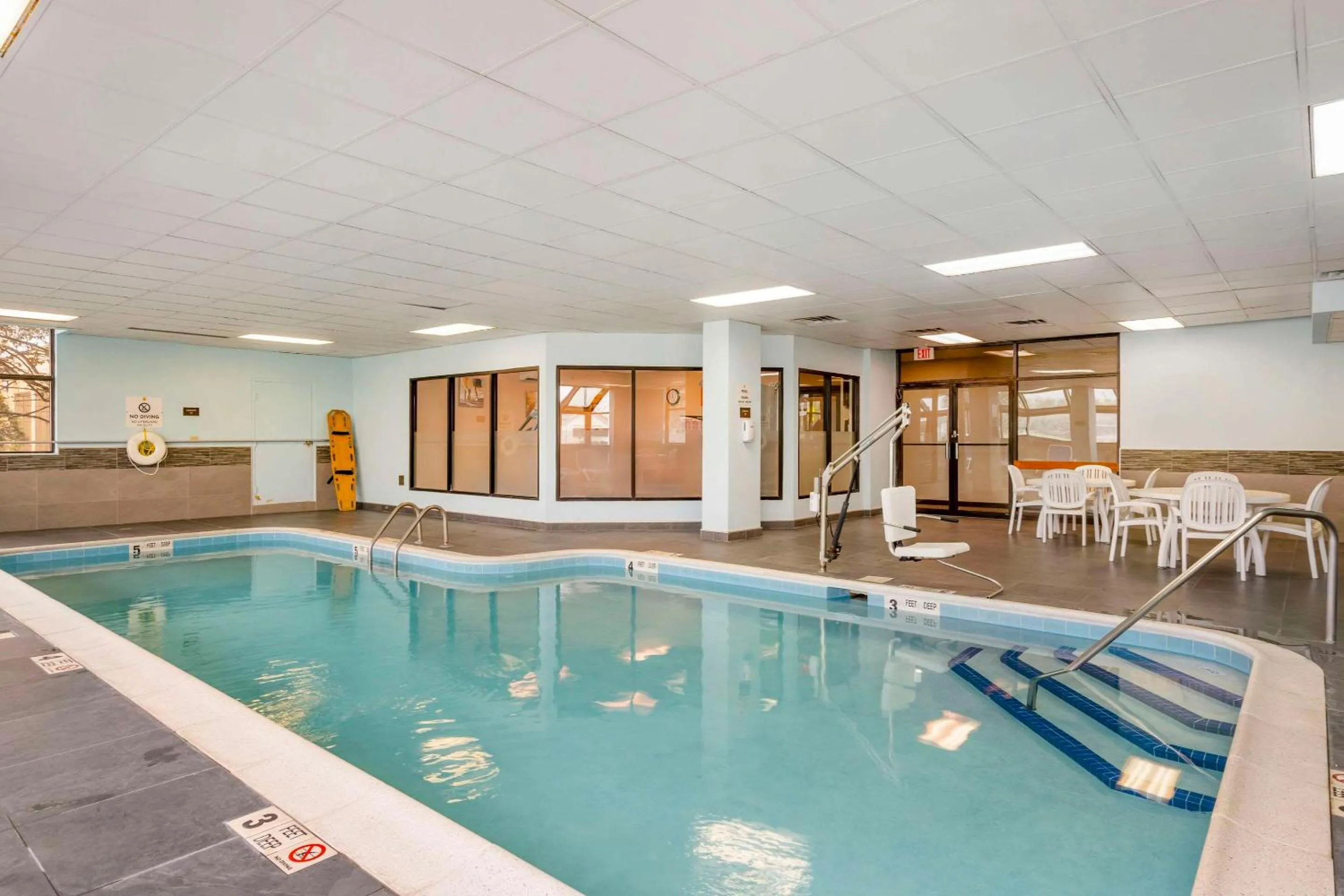Swimming pool in Comfort Inn & Suites Watertown - 1000 Islands