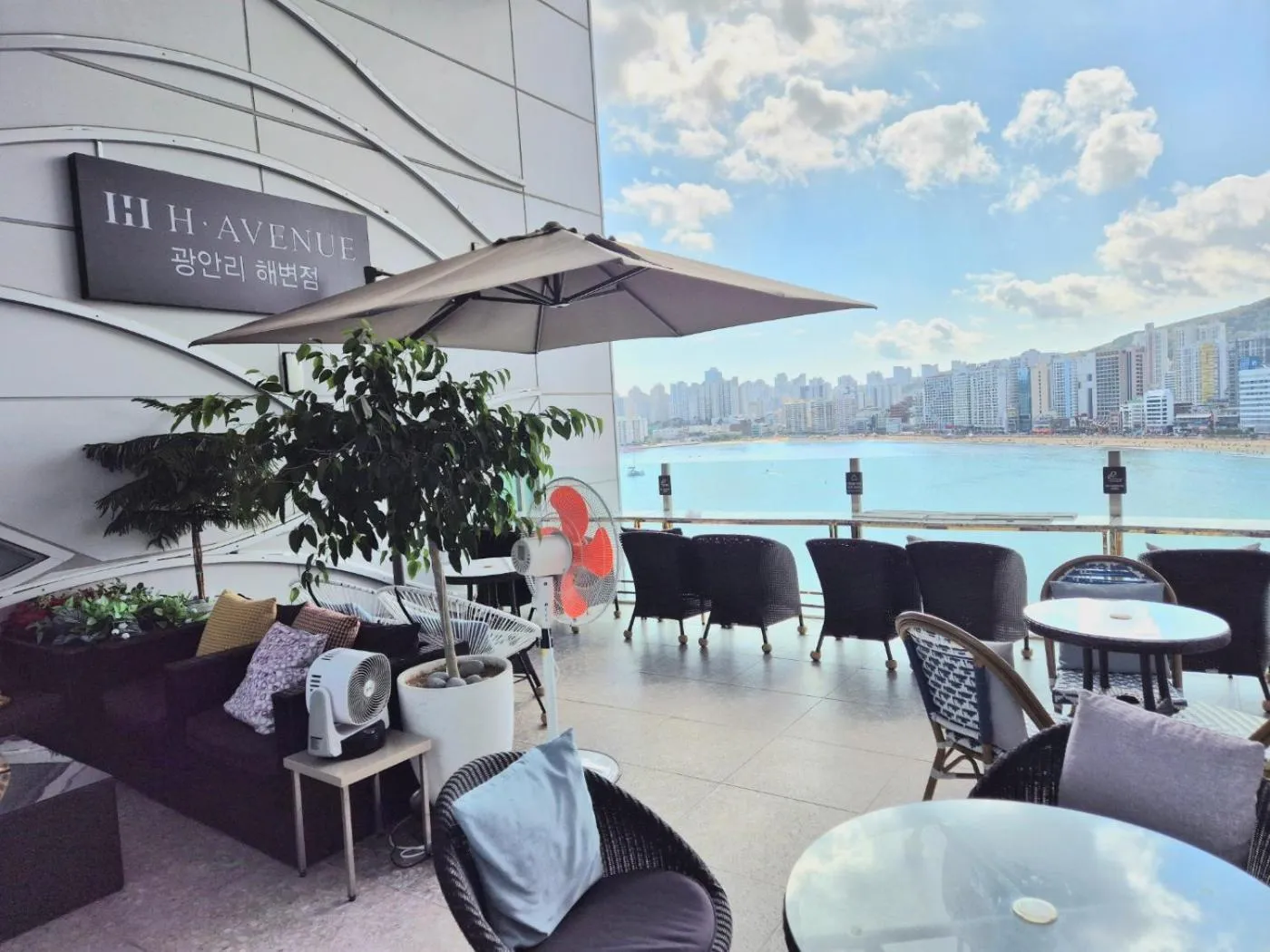 Balcony/Terrace in H Avenue Gwanganri Beach