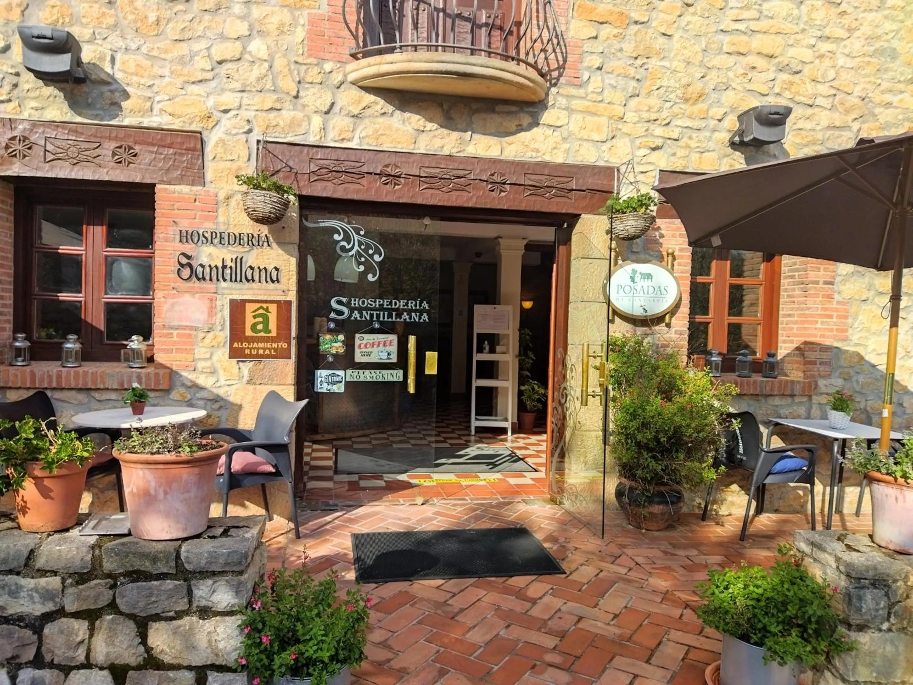 Facade/entrance in Hospederia Santillana