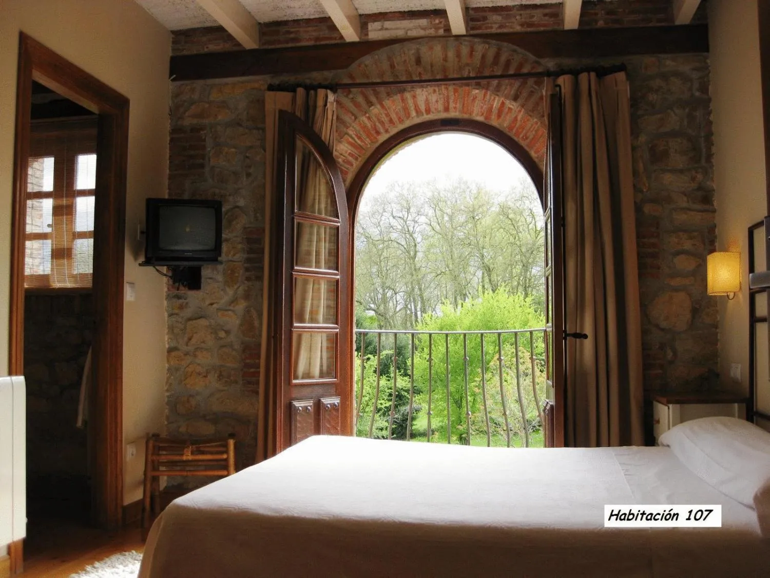 Photo of the whole room, Bed in Hospederia Santillana