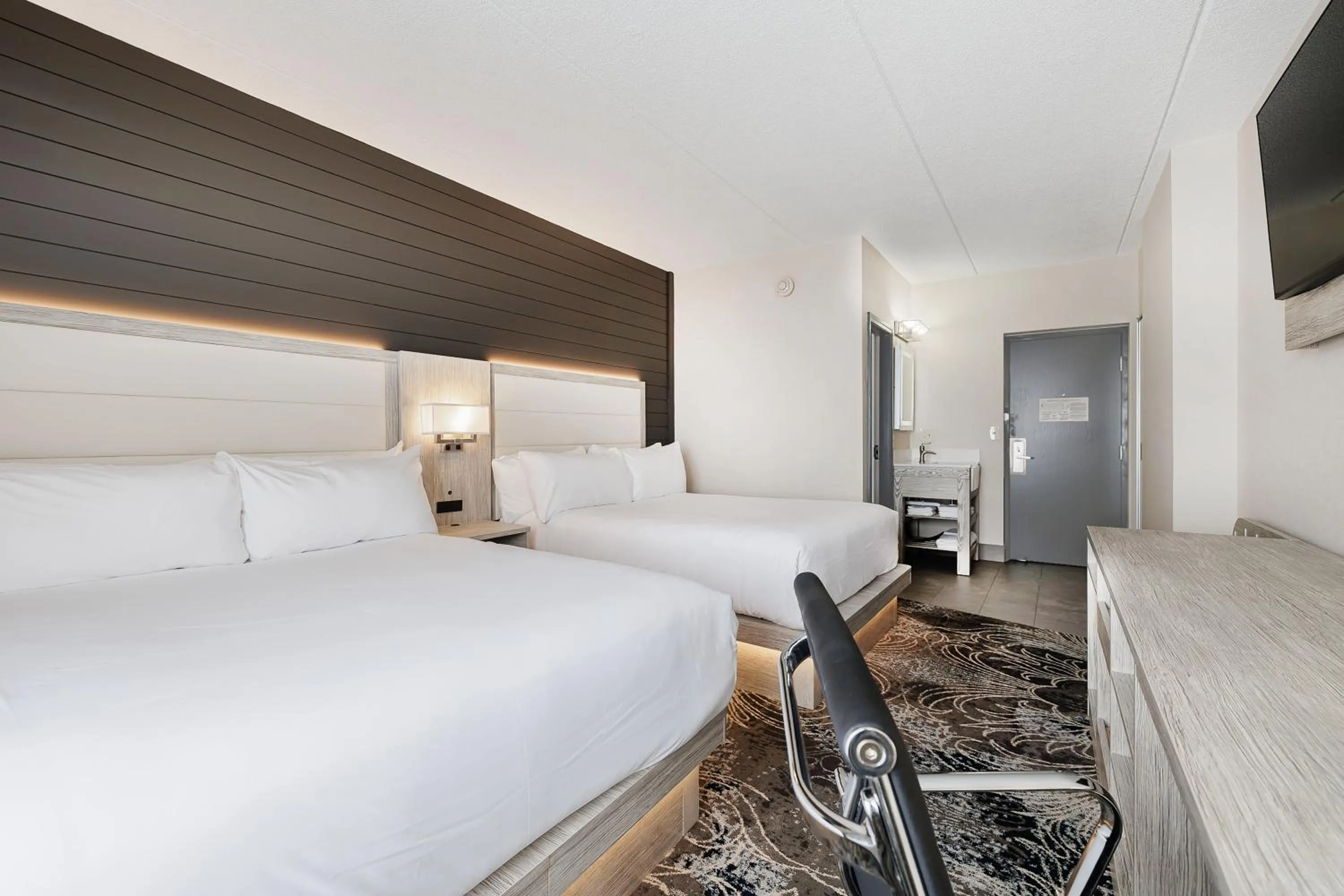 Photo of the whole room, Bed in Oakfield Hotel & Suites Rochester, an Ascend Collection Hotel