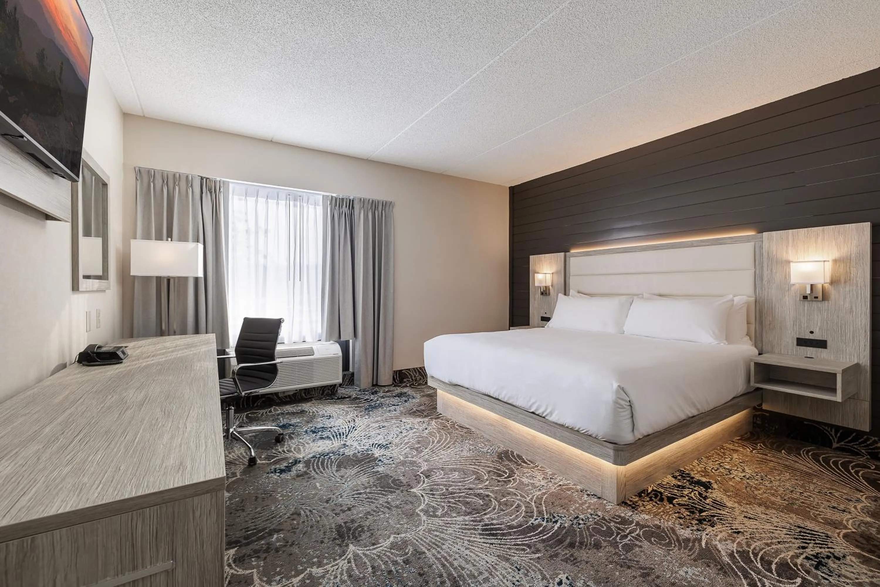 Photo of the whole room, Bed in Oakfield Hotel & Suites Rochester, an Ascend Collection Hotel