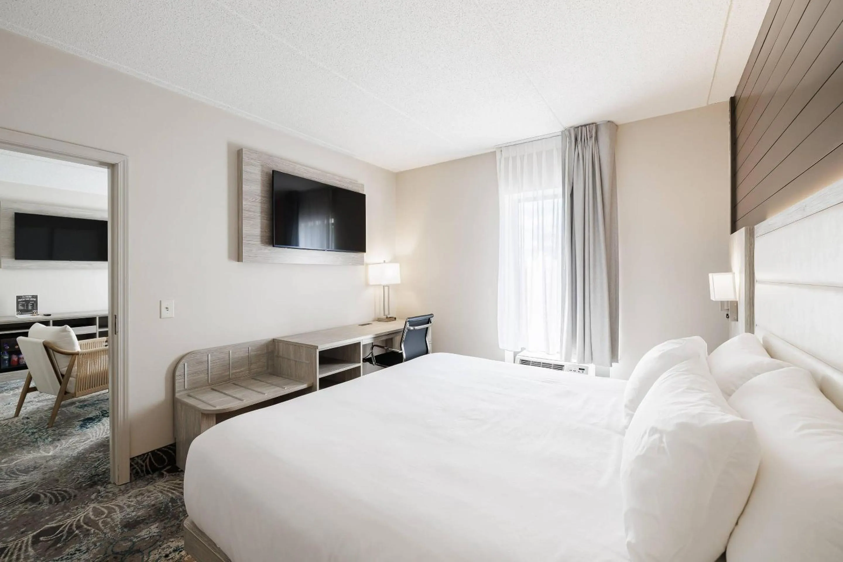 Bedroom, Bed in Oakfield Hotel & Suites Rochester, an Ascend Collection Hotel