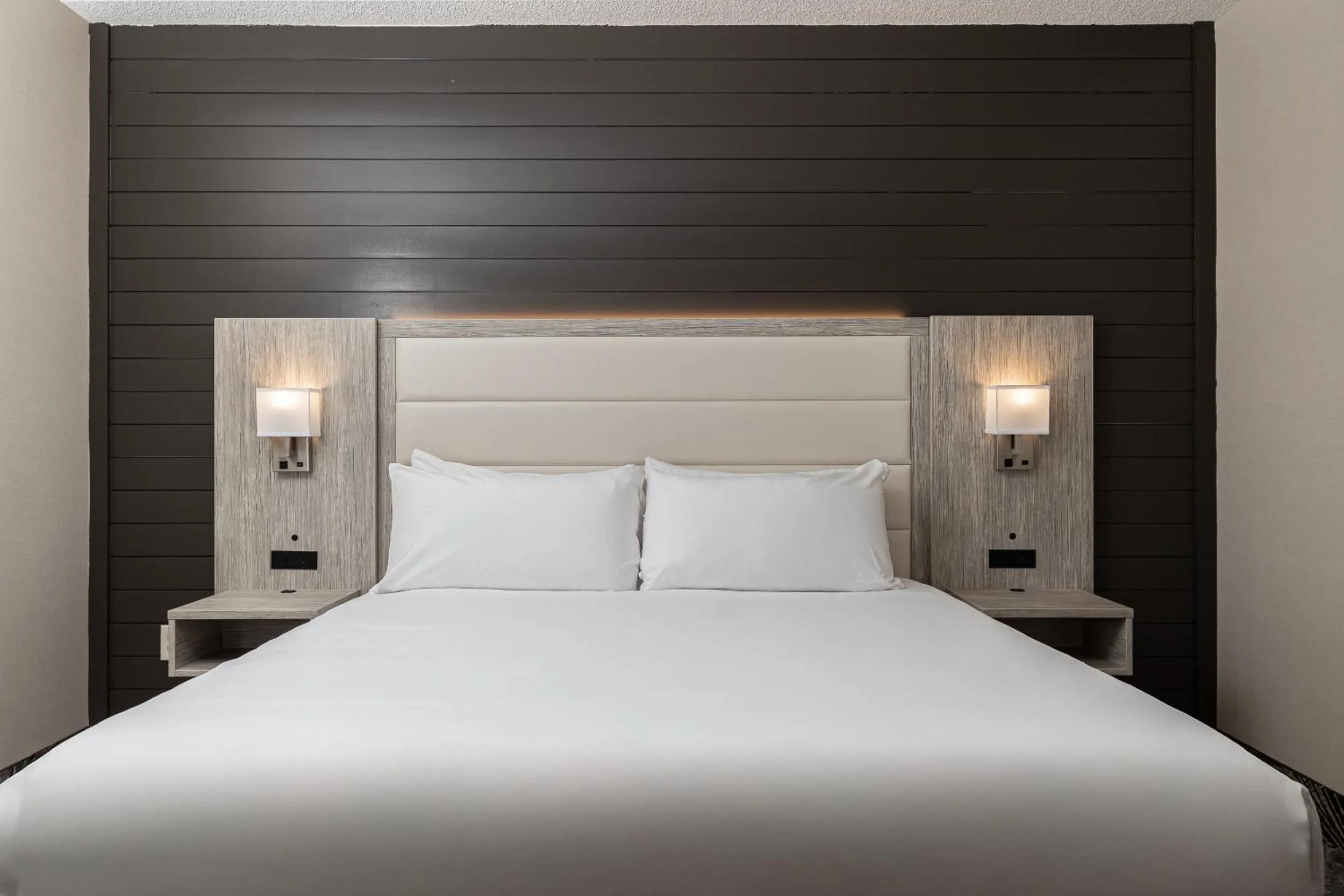 Bed in Oakfield Hotel & Suites Rochester, an Ascend Collection Hotel