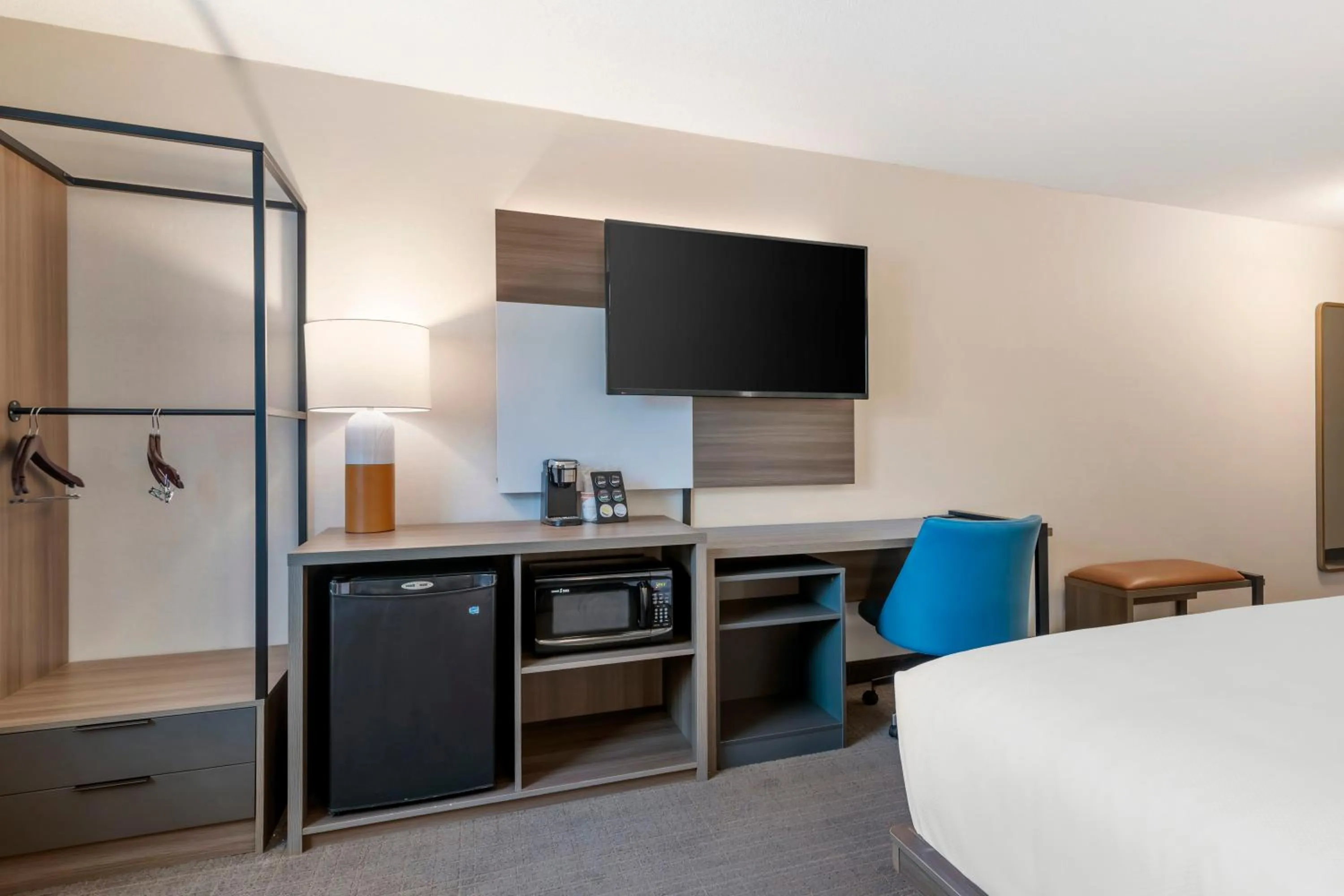 TV and multimedia, Bed in Comfort Inn & Suites Saratoga Springs