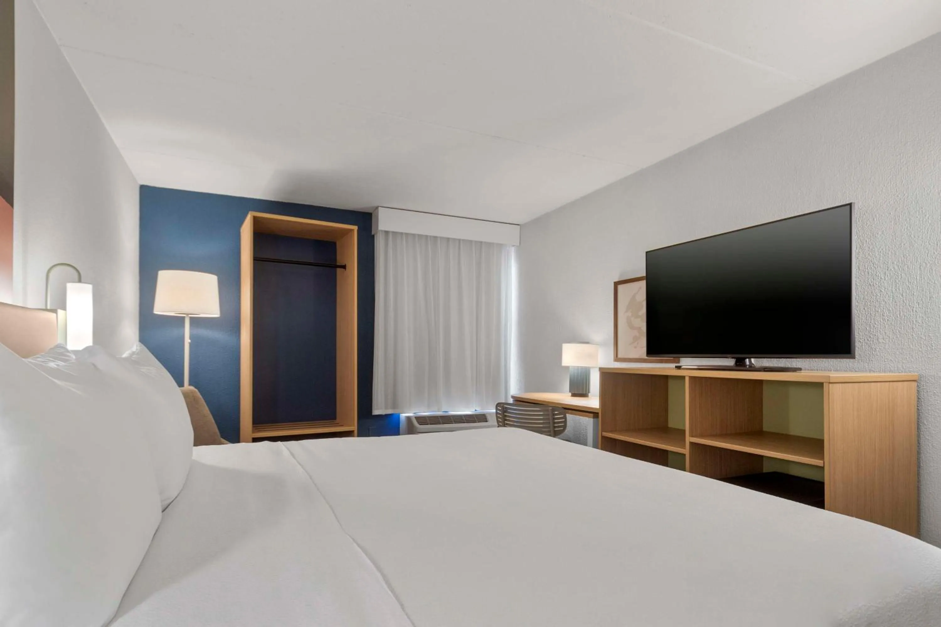 Bed in Spark By Hilton Grand Prairie