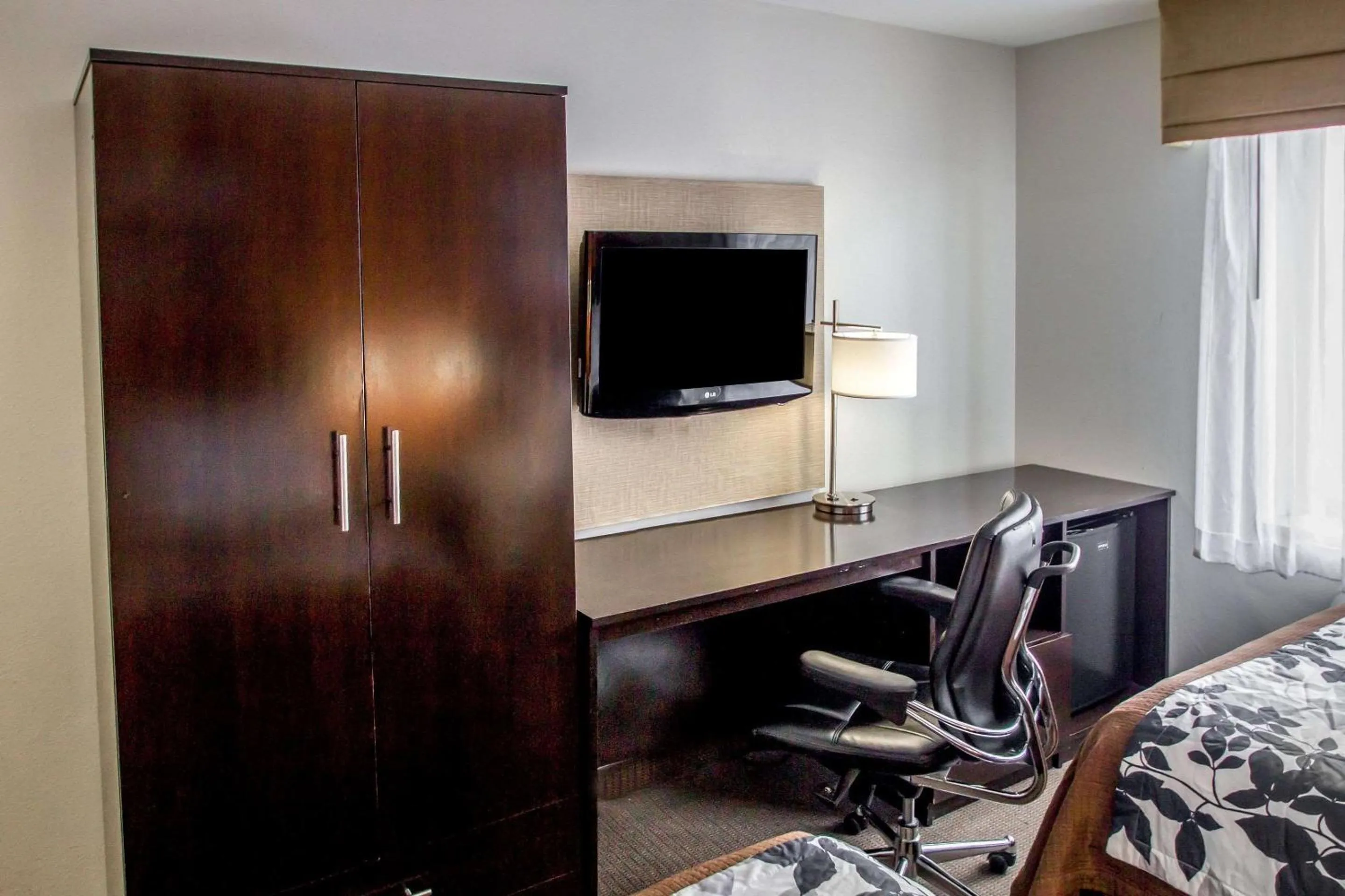 Photo of the whole room, Bed in Sleep Inn JFK Airport Rockaway Blvd