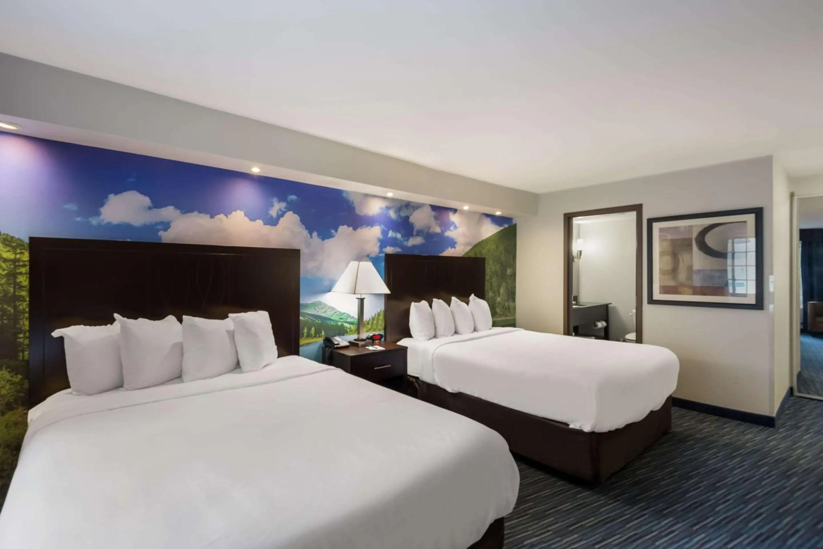 Bedroom, Bed in Clarion Pointe Syracuse Downtown