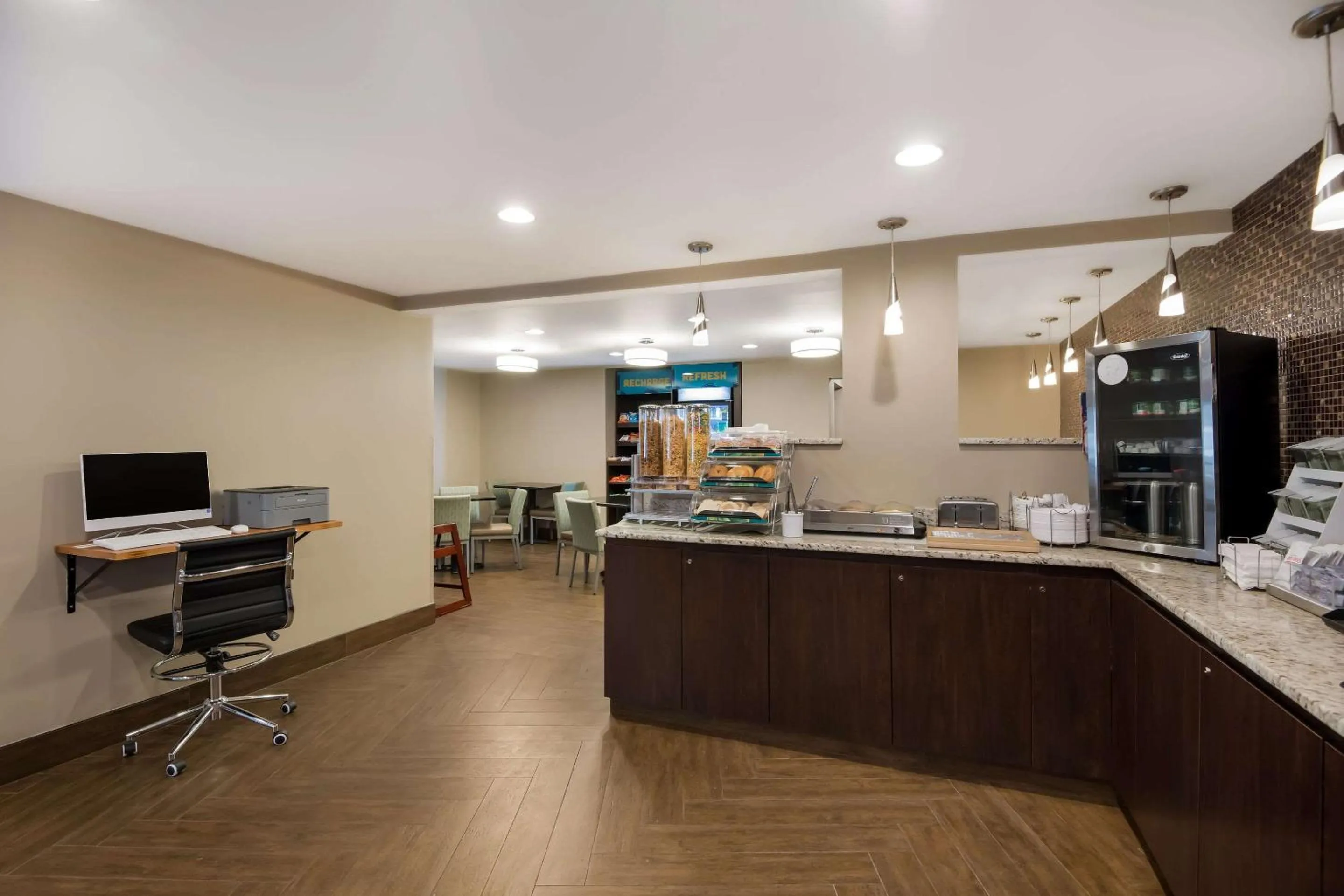 Breakfast in Clarion Pointe Syracuse Downtown