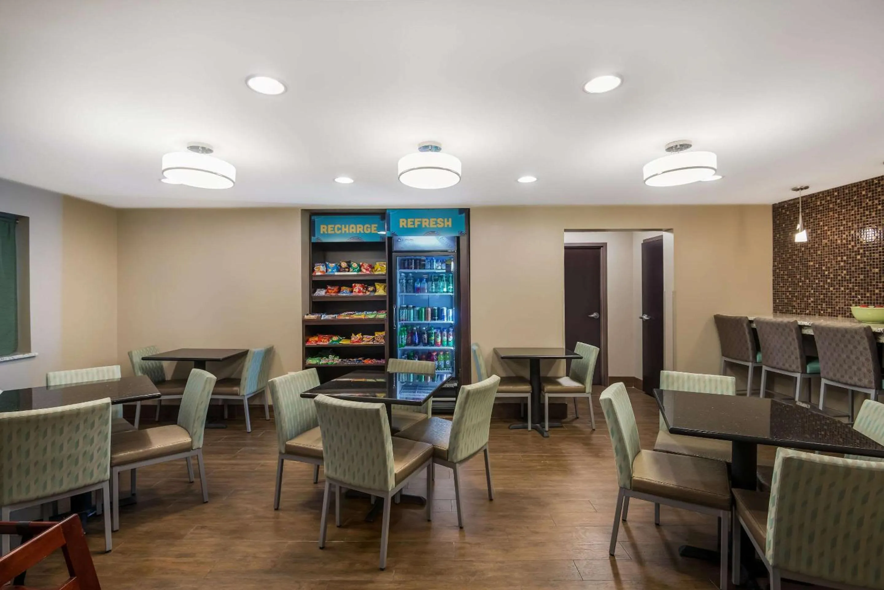 Breakfast in Clarion Pointe Syracuse Downtown