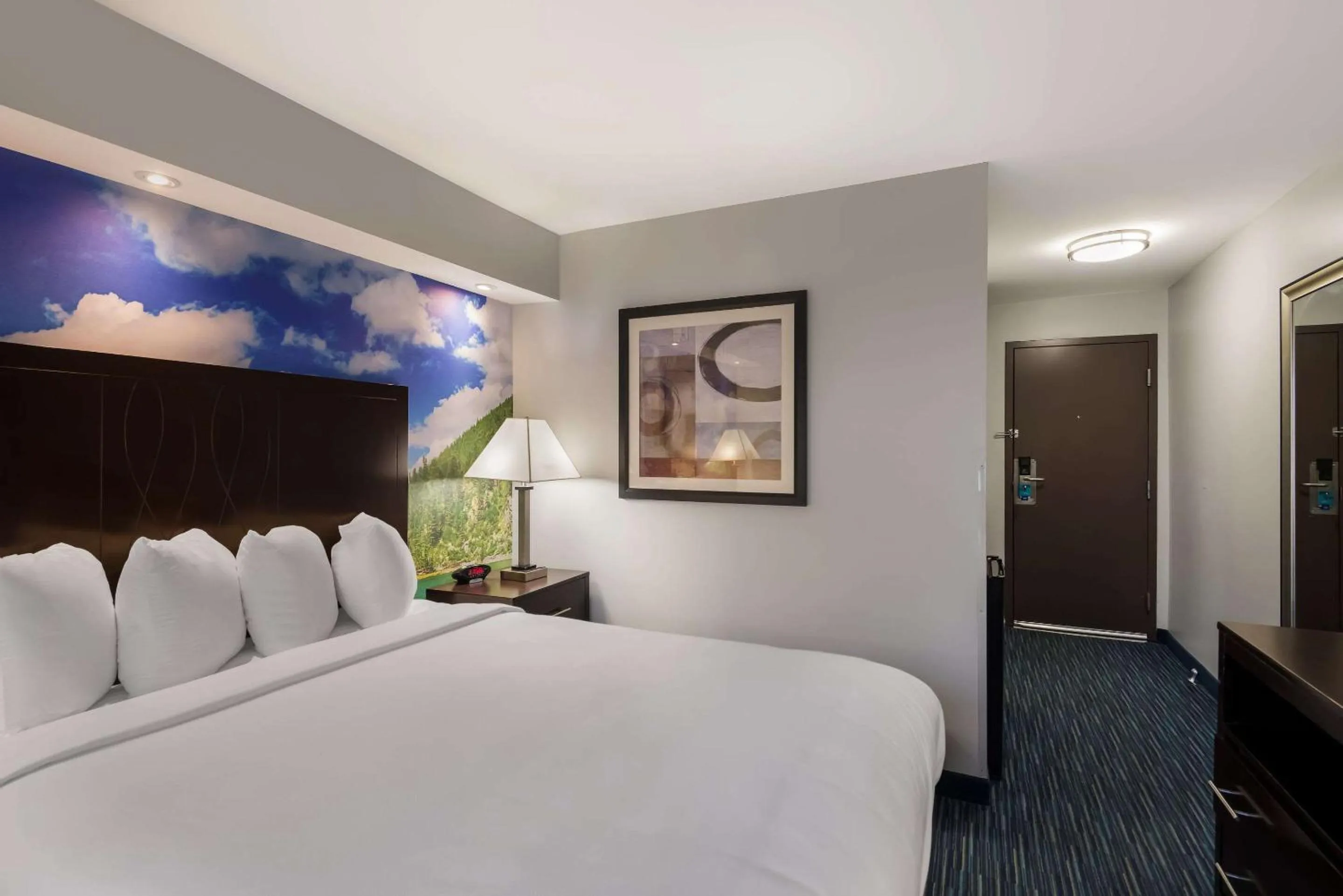 Bedroom, Bed in Clarion Pointe Syracuse Downtown