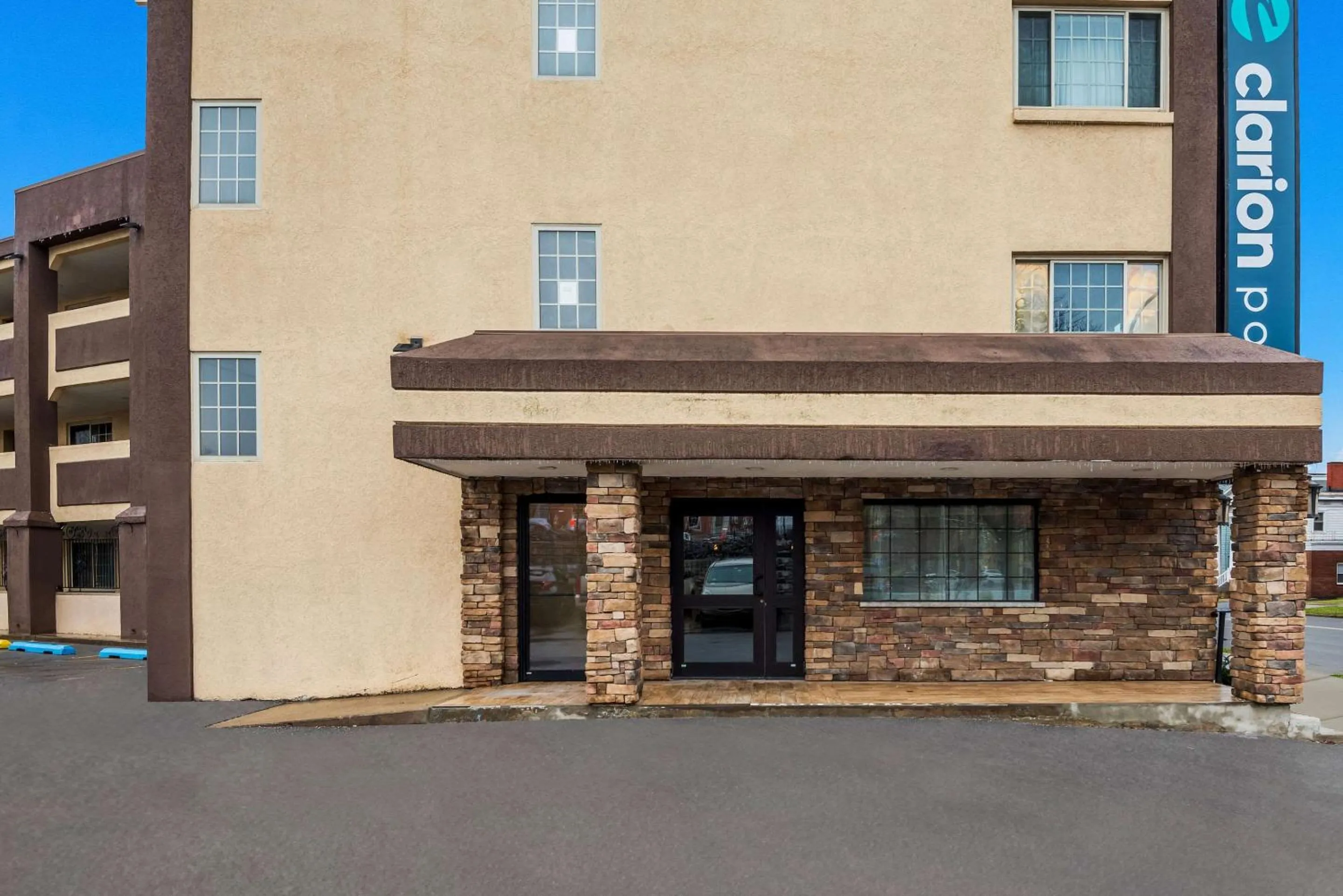 Property building in Clarion Pointe Syracuse Downtown