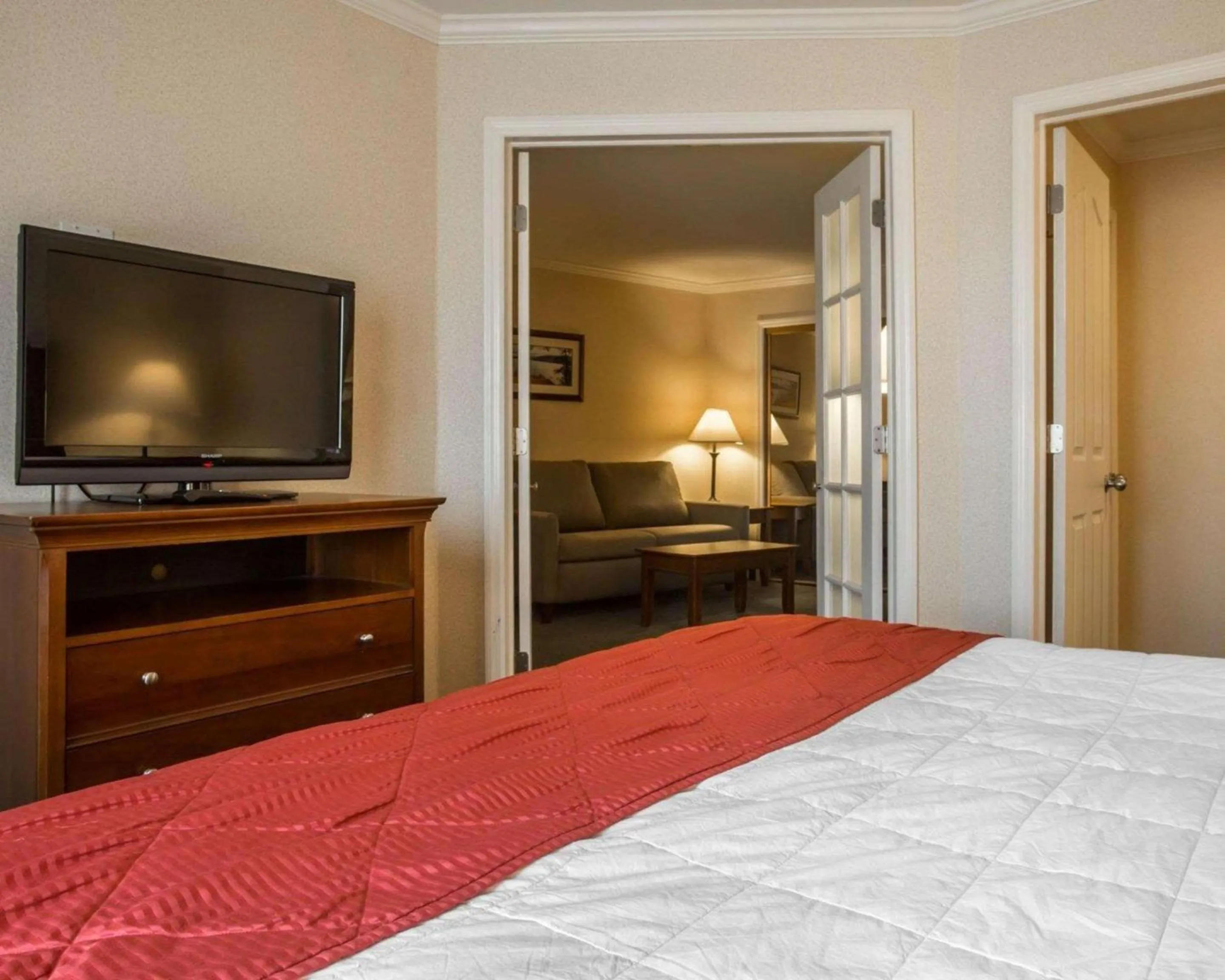Bedroom, Bed in Clarion Inn & Suites at the Outlets of Lake George