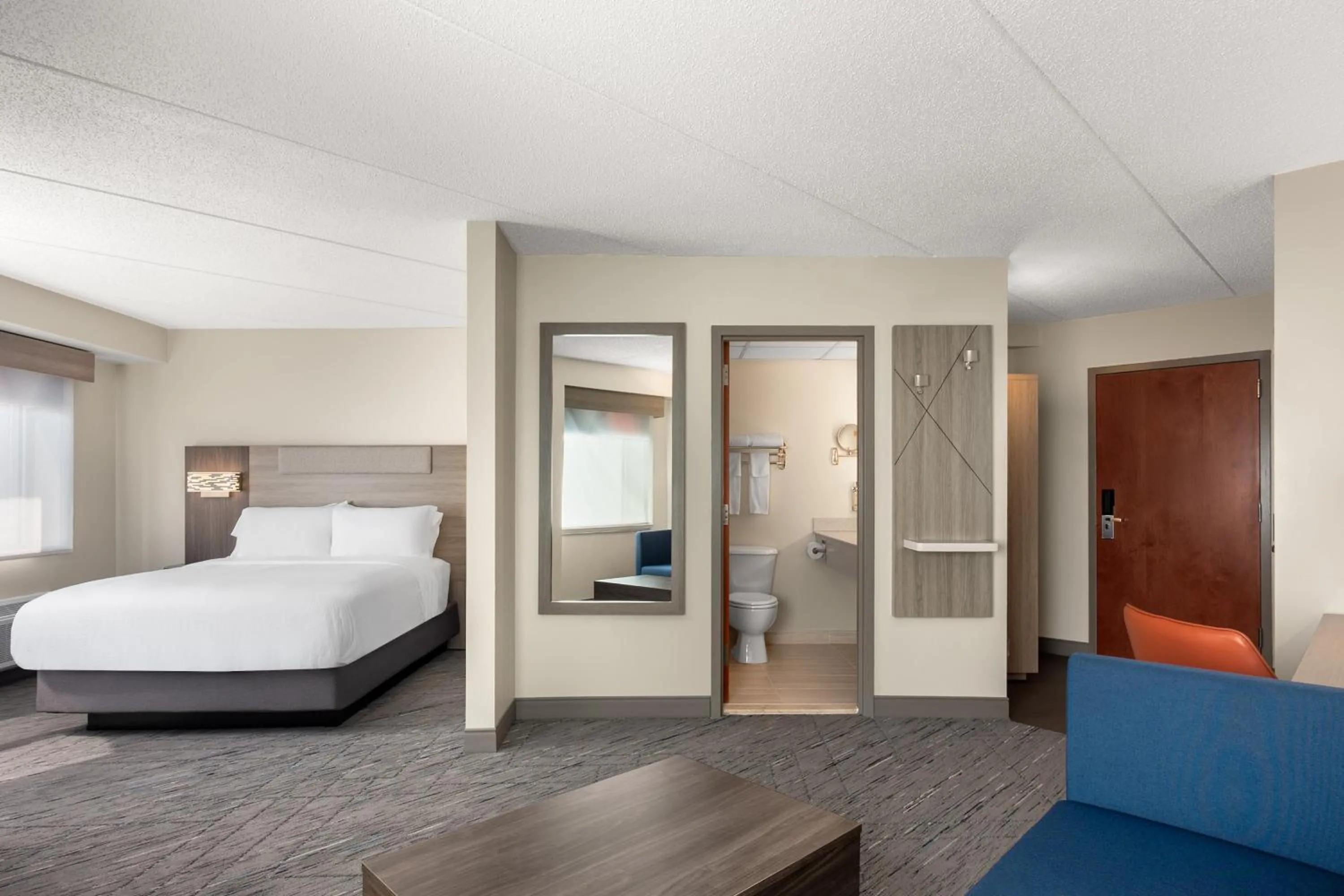Photo of the whole room, Bed in Holiday Inn Express & Suites Hawthorne - Elmsford North by IHG