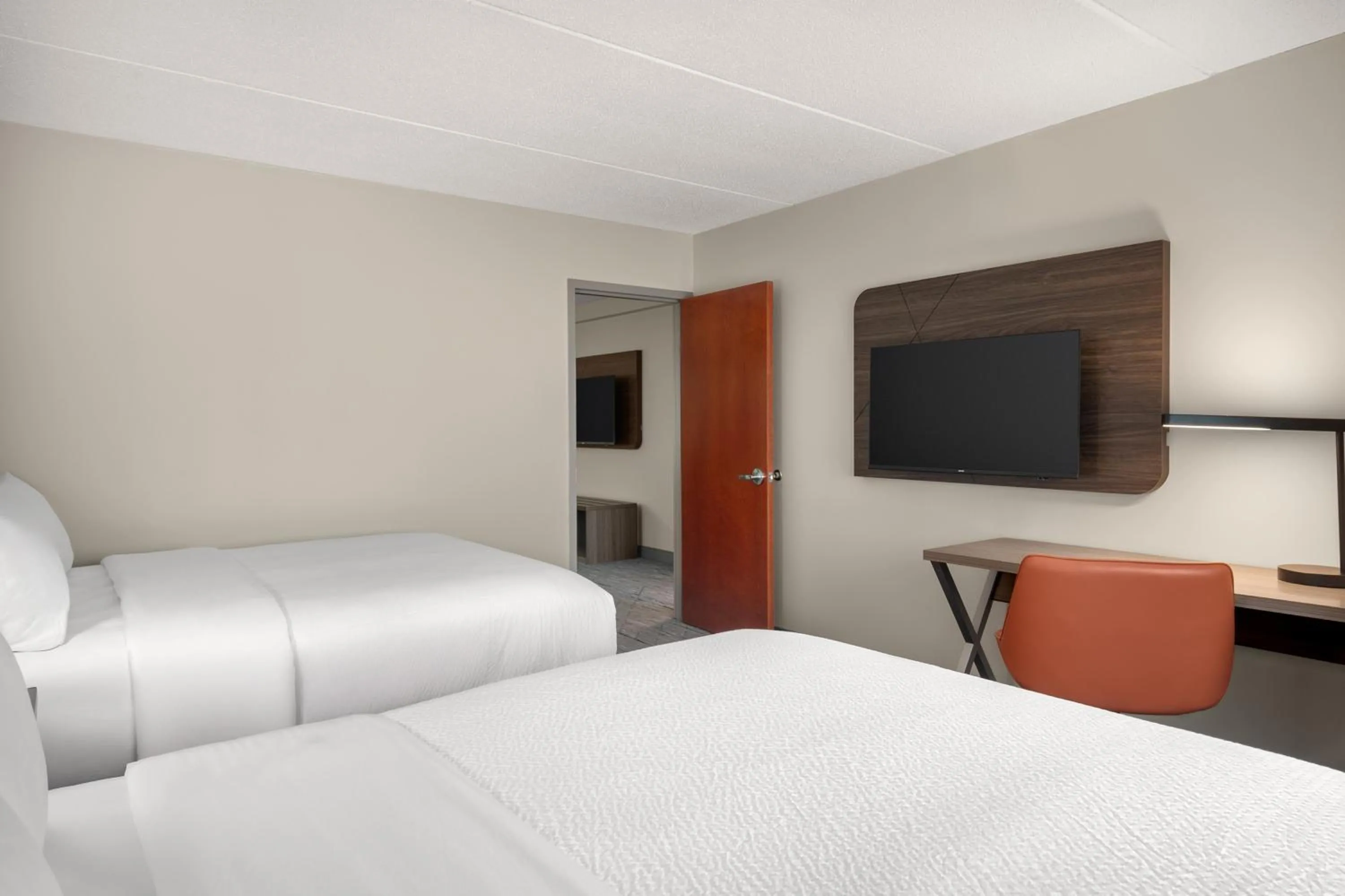 Photo of the whole room, Bed in Holiday Inn Express & Suites Hawthorne - Elmsford North by IHG